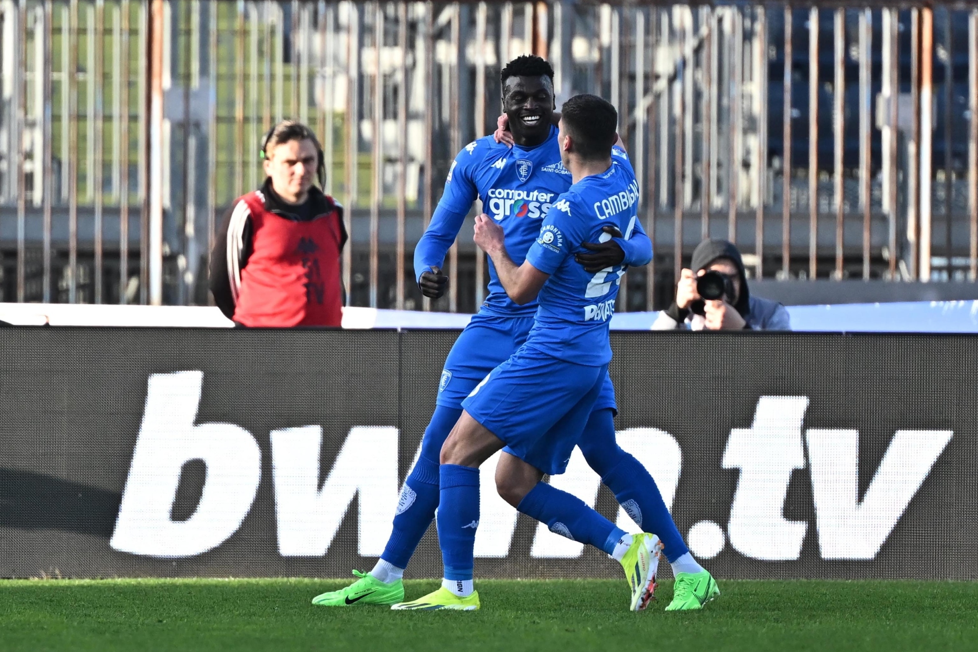 MBaye Niang celebra un gol contra la Salernitana.