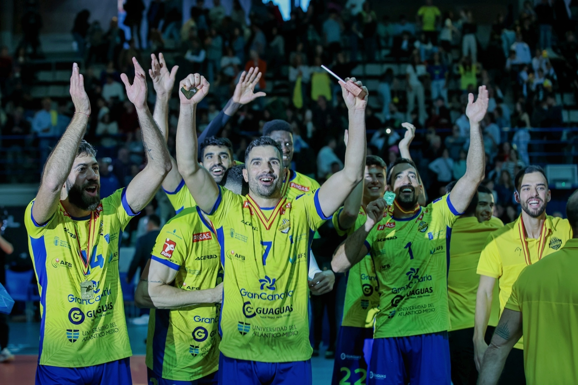 Los jugadores de Guaguas con Miguel Ángel de Amo a la cabeza (dorsal 7) y Nico Bruno a su derecha (dorsal 1) celebrando la Copa del Rey