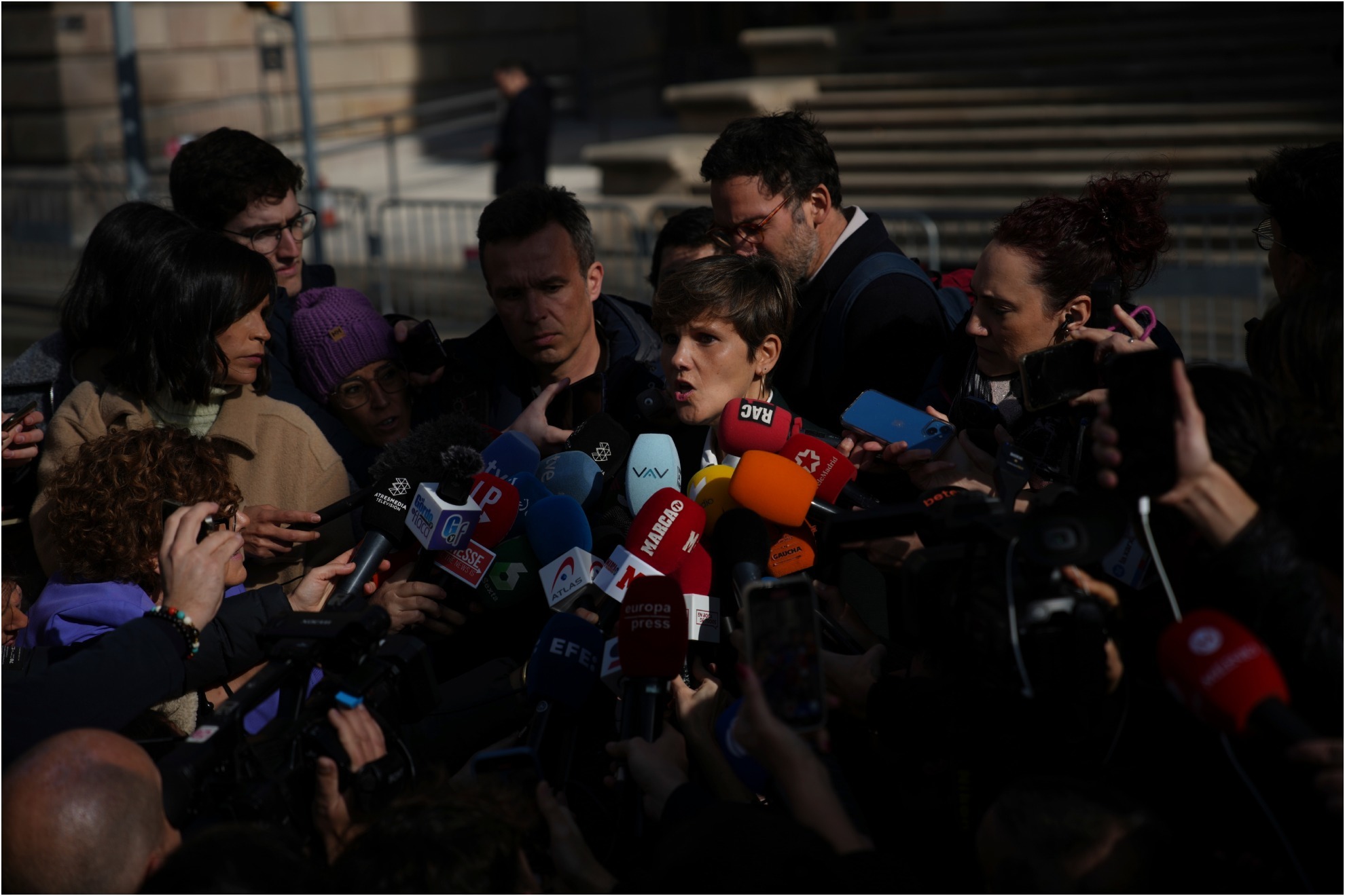 Inés Guardiola atiende a la prensa a la salida de la Audiencia.