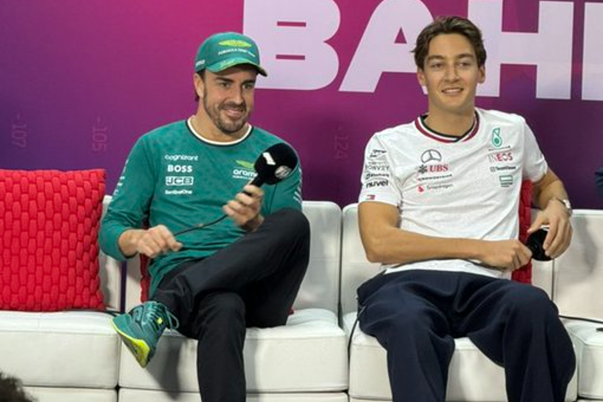 Alonso y Russell, durante la rueda de prensa de hoy en Bahréin