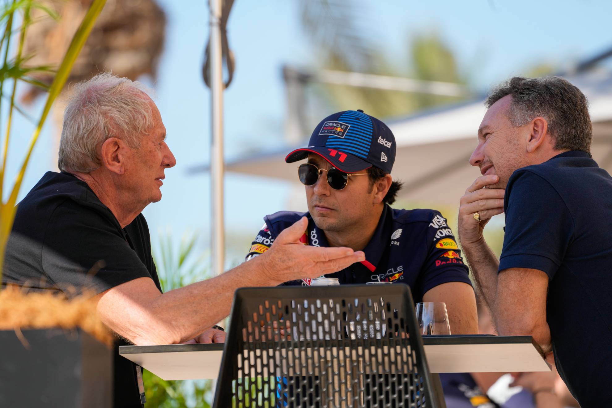 Helmut Marko, Christian Horner y Checo Pérez hablando en los test de Bahrein.
