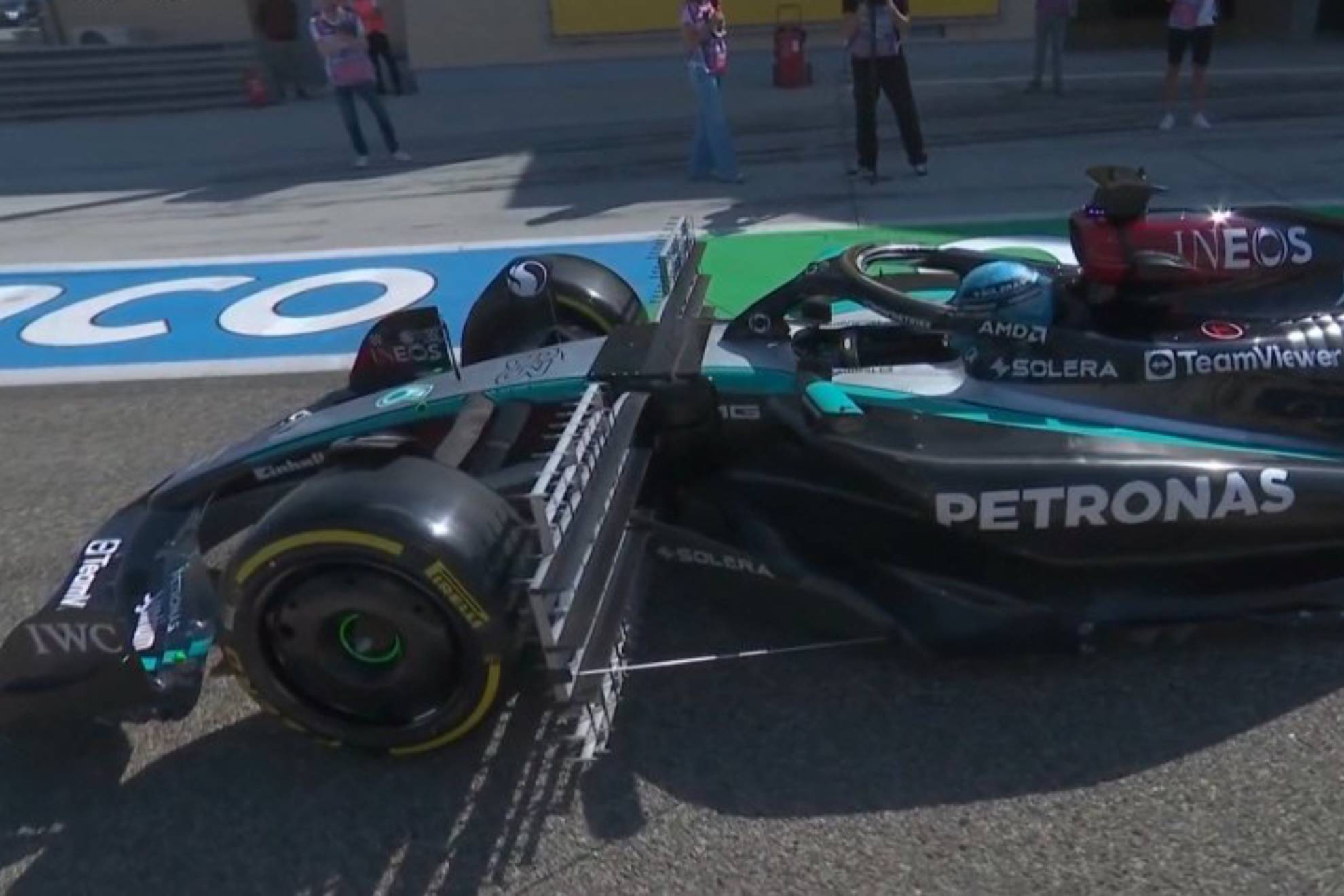 Los sensores de los equipos están dejando grandes imágenes en estos test y Mercedes ha colocado un enrome sensor entre el cockpit y el alerón delantero