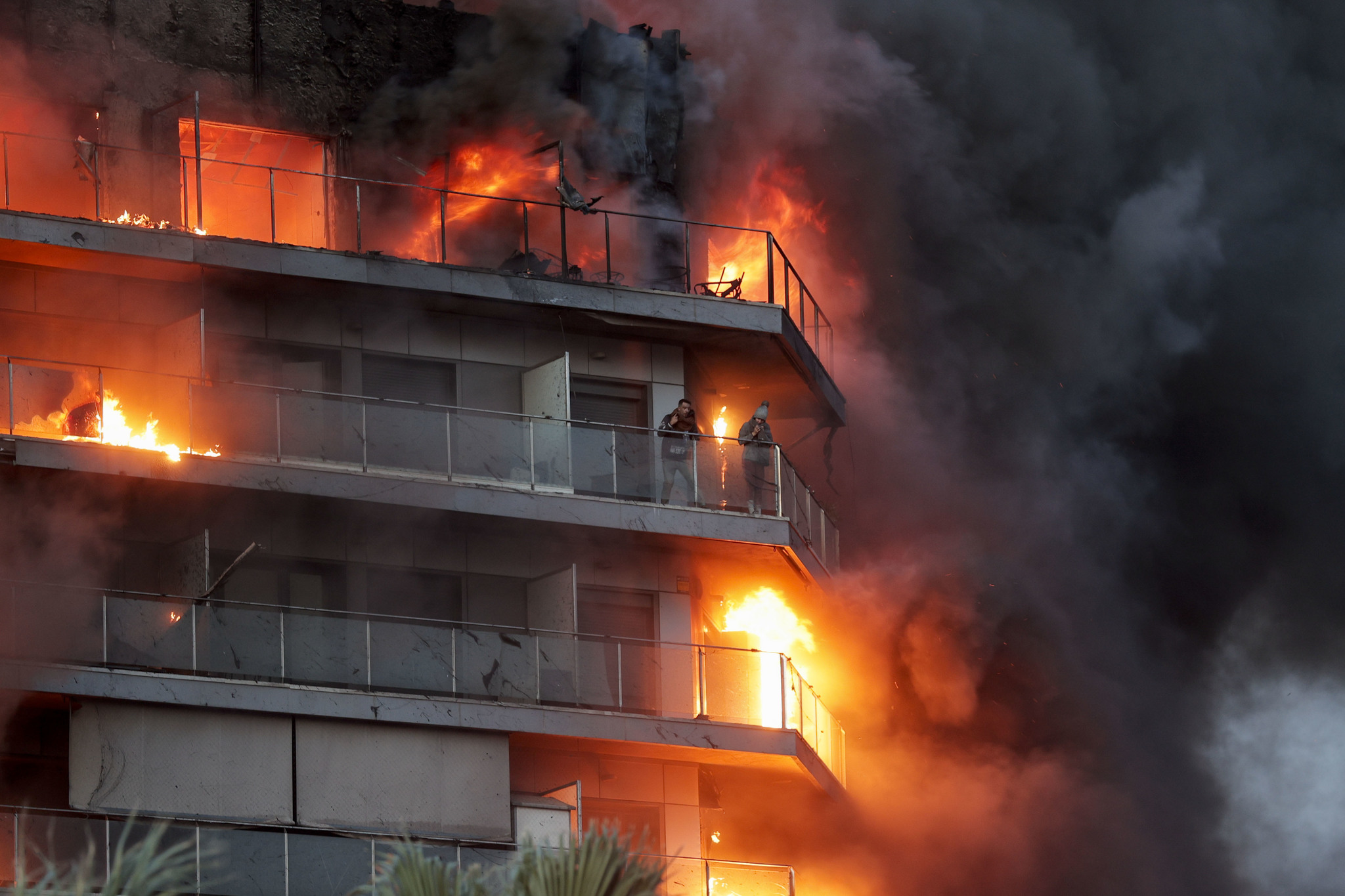 Incendio de Valencia, en directo: ltima hora del fuego sobre el edificio de Campanar | Heridos y noticias