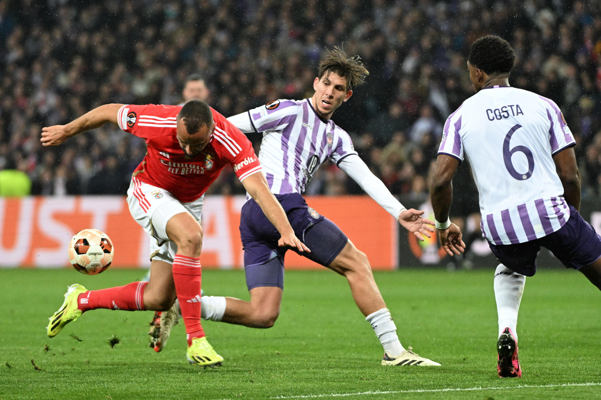 Imagen del duelo entre el Toulouse y Benfica.