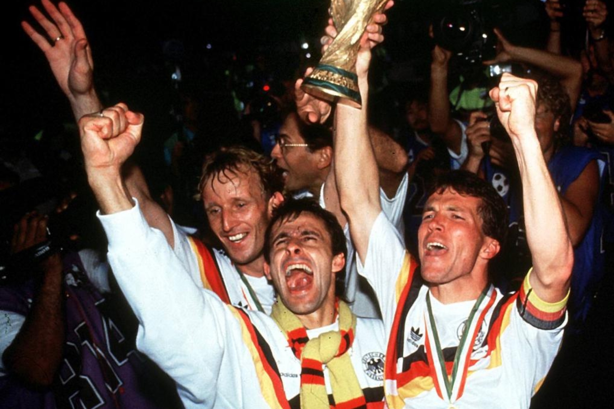 Brehme celebra el Mundial 1990.