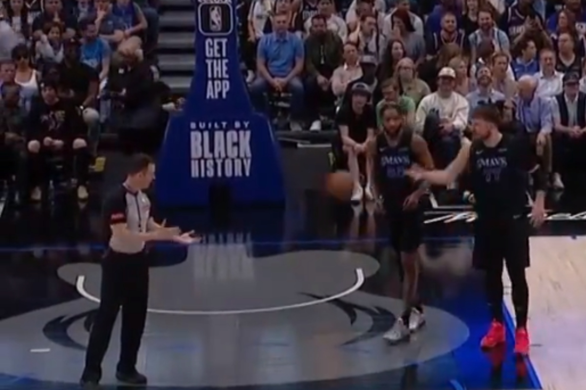 Técnica a Doncic por pasarle el balón al árbitro... ¿de forma inapropiada?