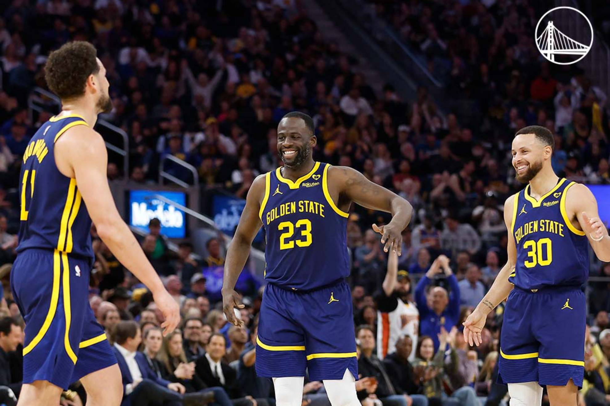 Klay Thompson, Draymond Green y Stephen Curry celebran una canasta de los Warriors ante los Lakers.