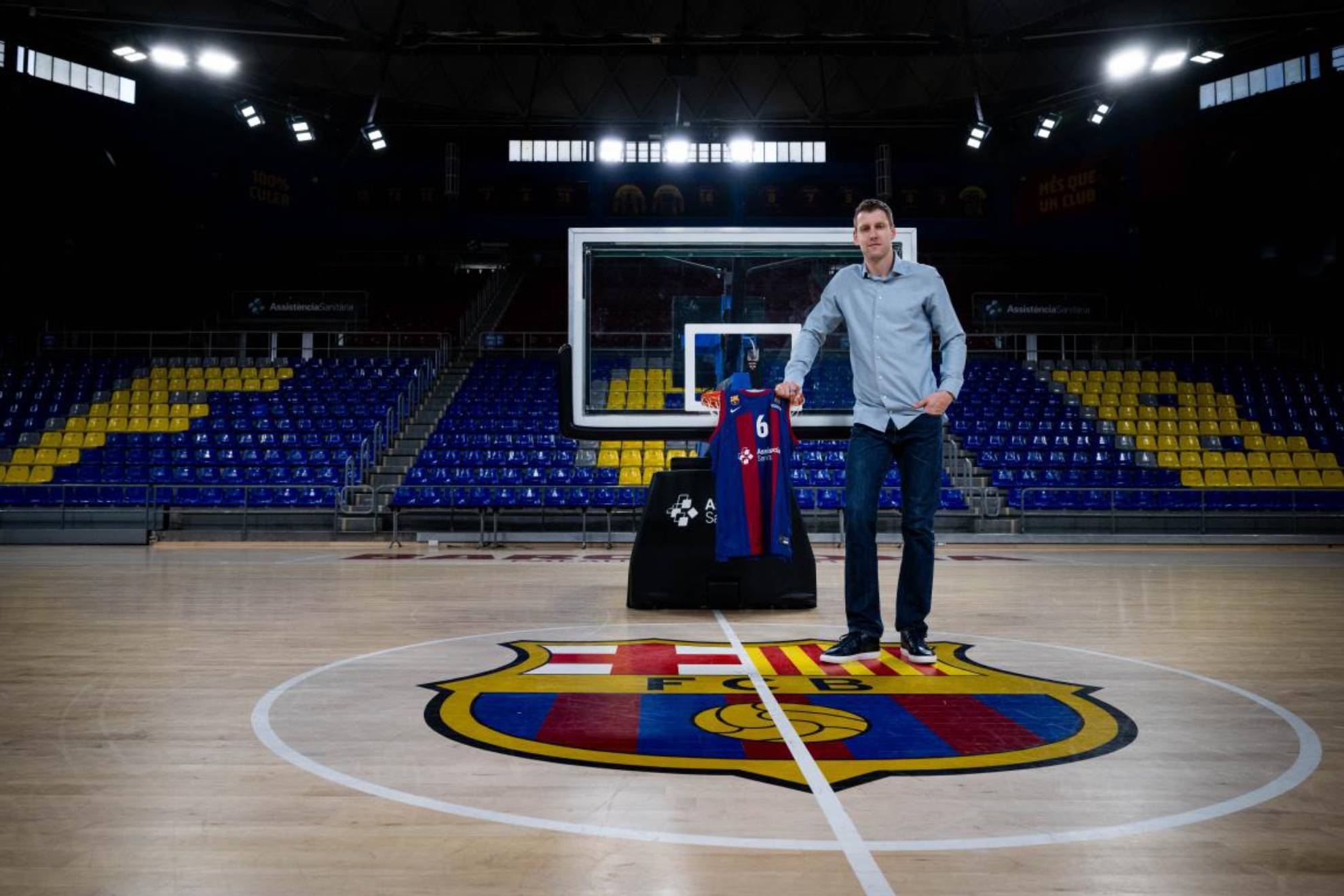 El Barcelona amplía el contrato de Jan Vesely hasta 2026