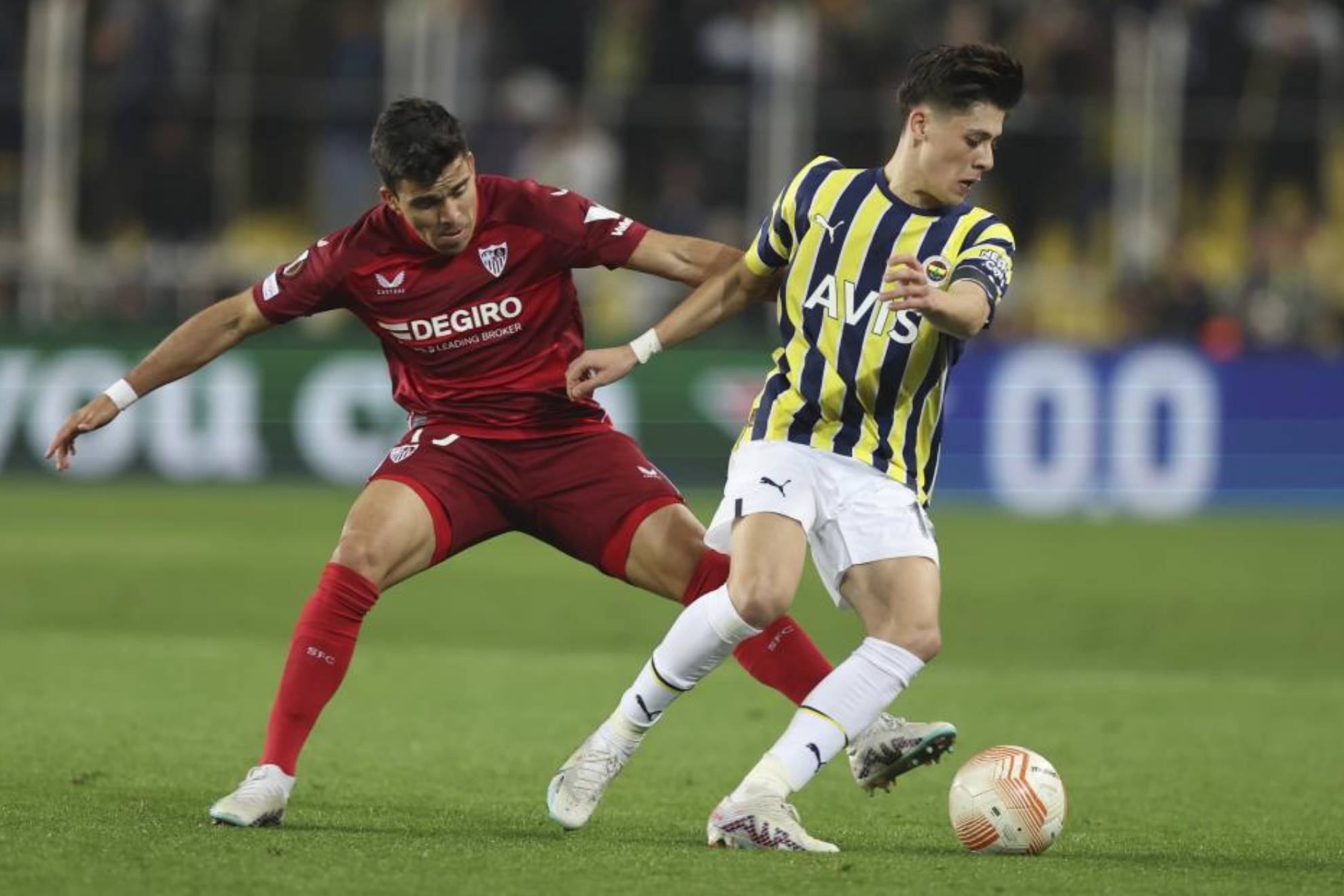 Arda Güler, ante Acuña, en el Fenerbahçe-Sevilla de Europa League del pasado mes de marzo.