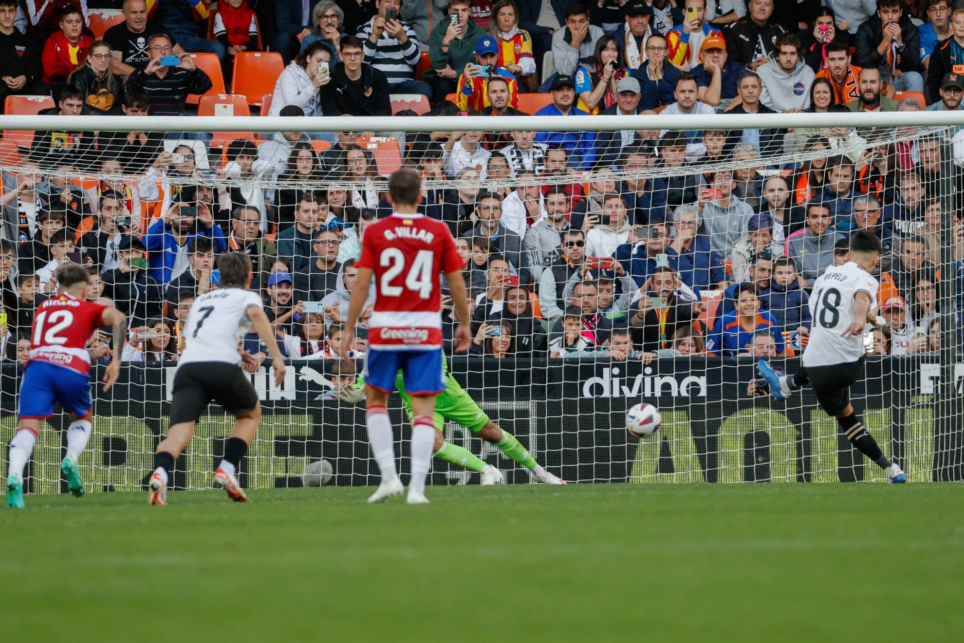Pepelu disparando el penalti que dió la victoria al Valencia en la primera vuelta.