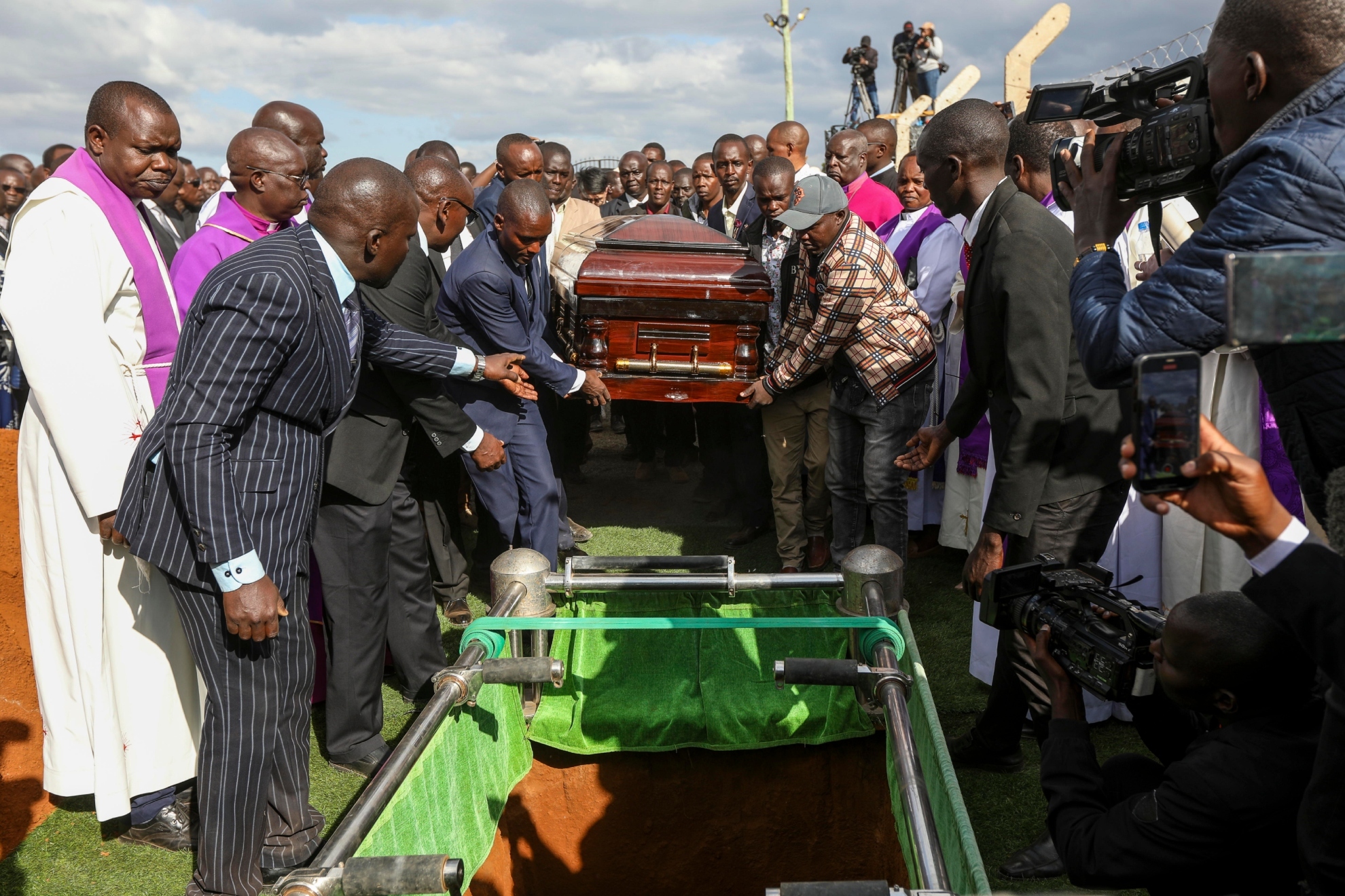 Familiares y líderes religiosos portan el féretro de Kelvin Kiptum en su funeral.