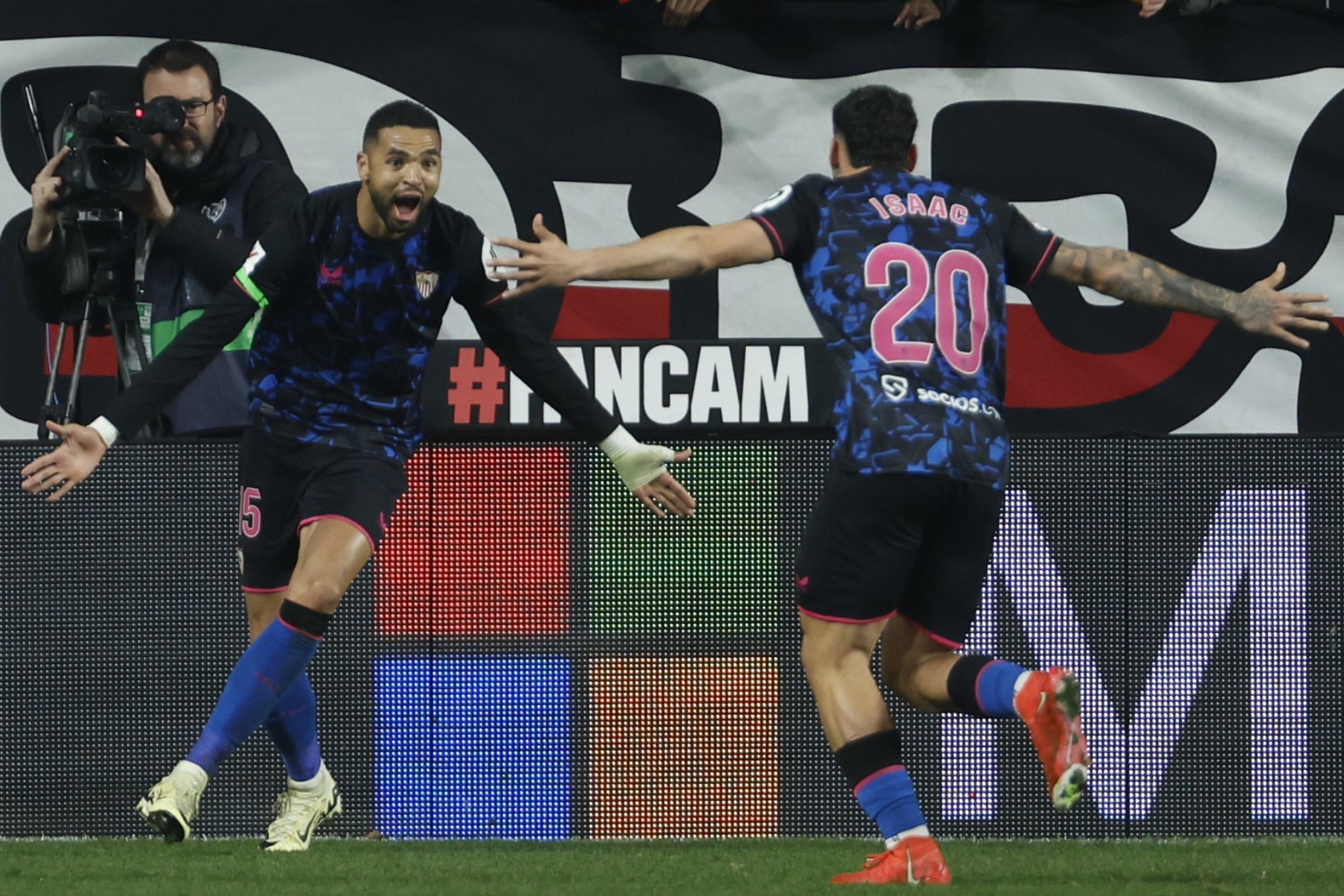 En-Nesyri celebra un gol junto a Isaac Romero.