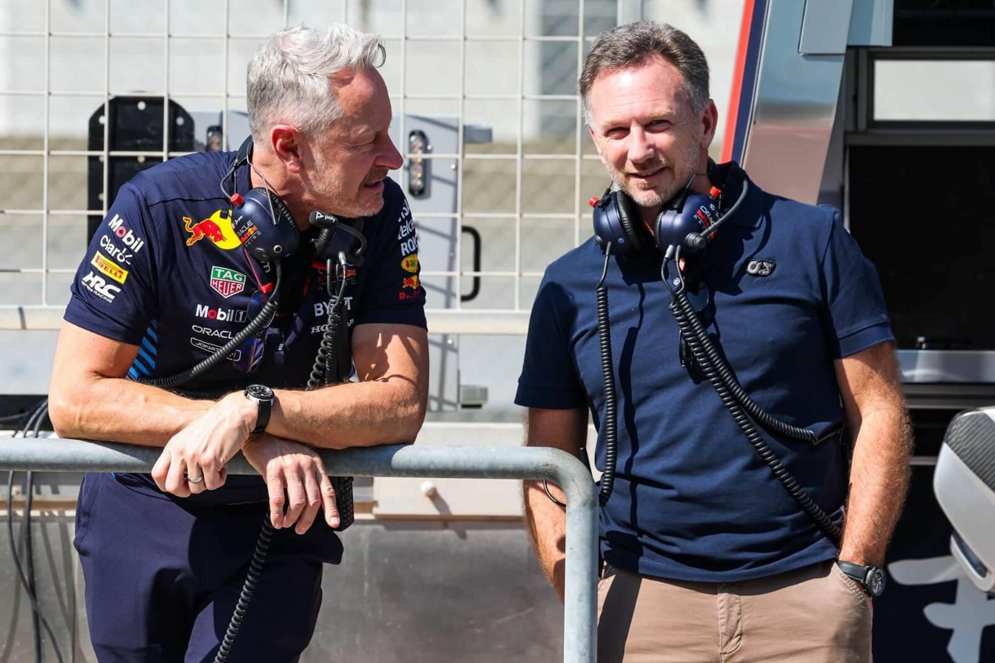 Horner, con Jonathan Wheatley, su posible sustituto, durante los test de pretemporada de Bahréin.