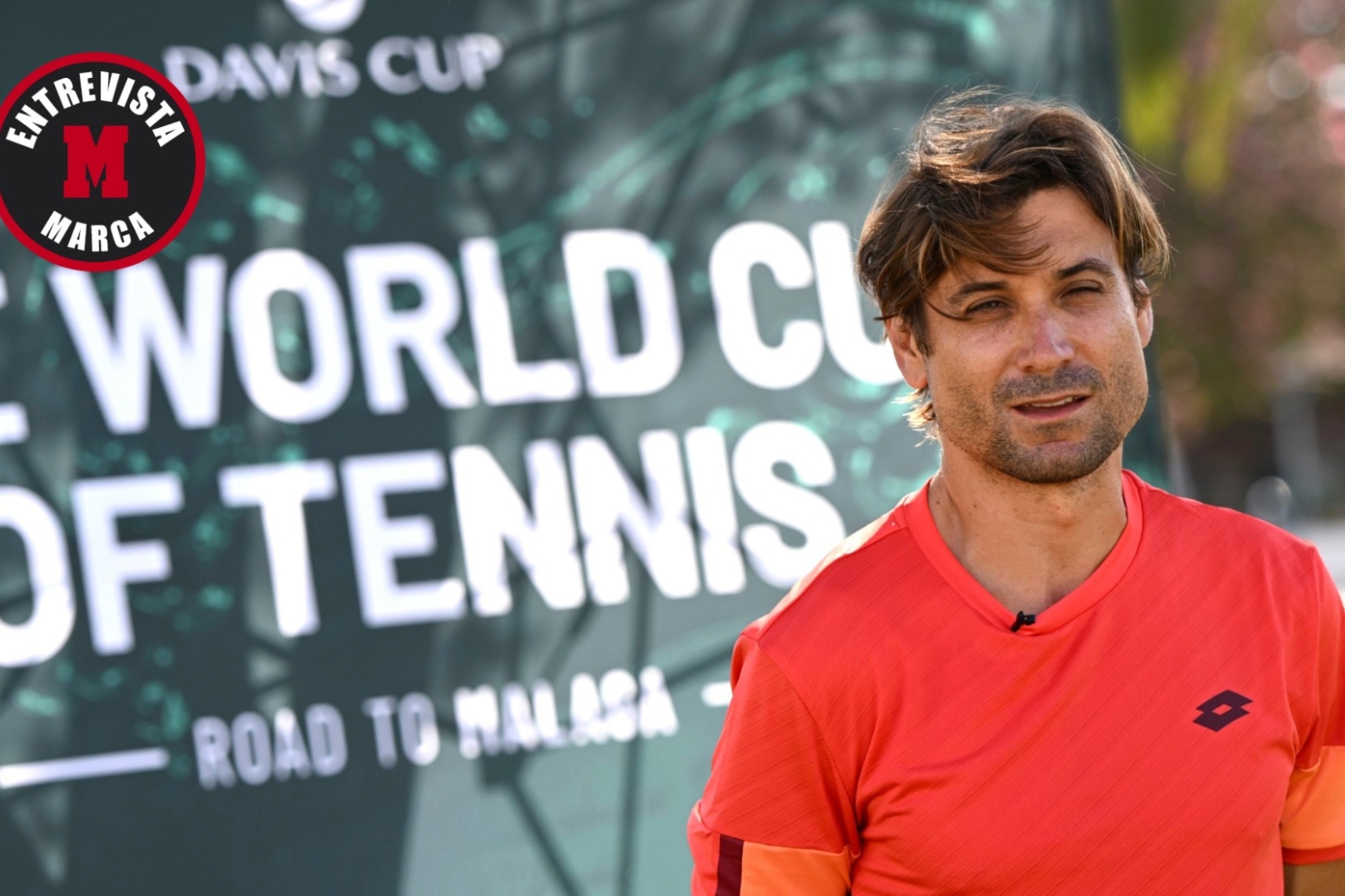 Ferrer posa con un cartel promocional de la Copa Davis