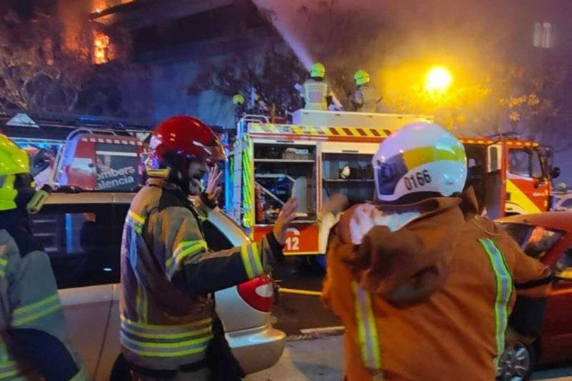 El angustioso mensaje de dos bomberos que quedaron atrapados en el incendio de Valencia: Compañeros, hasta aquí llegamos, no entréis a por nosotros