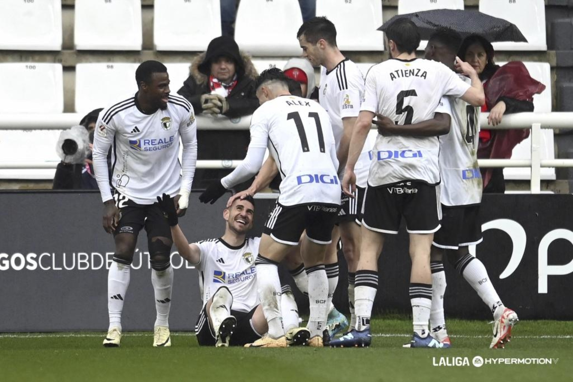 Los jugadores del Burgos, con Dani Ojeda como protagonsita, celebran el gol marcado al Sproting.