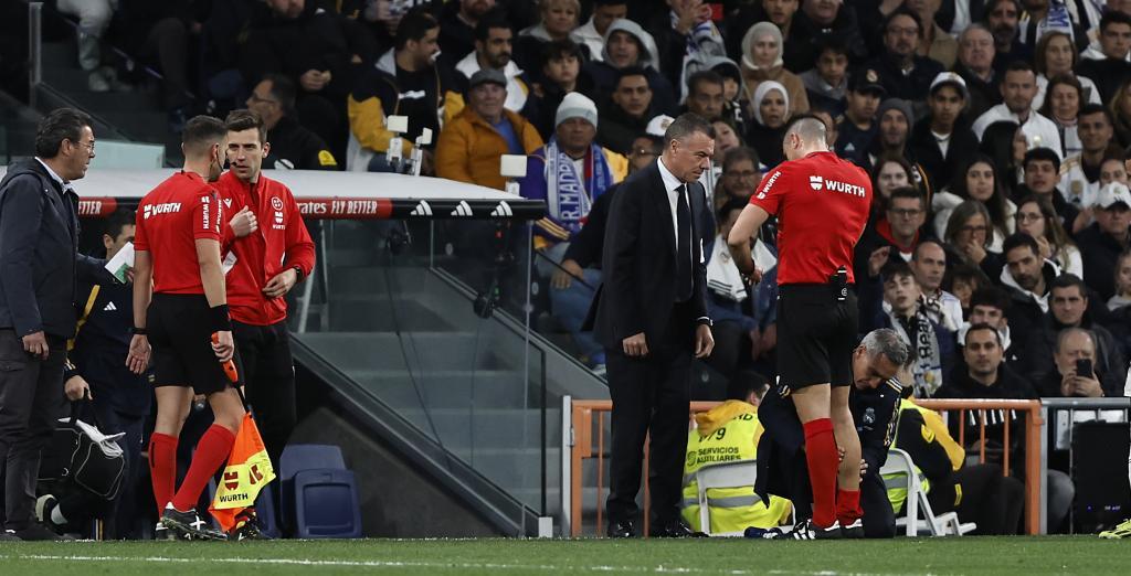 Se lesiona el árbitro del Madrid-Sevilla, el Bernabéu pide que salga Negreira... ¡y Bolaños se ofrece!