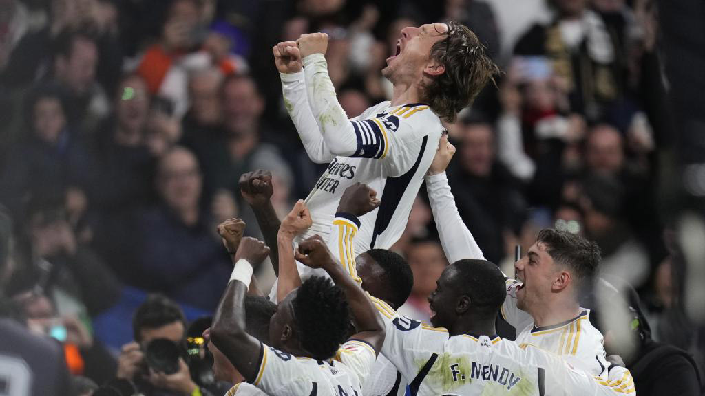 Luka Modric celebra eufórico su gol al Sevilla rodeado de sus compañeros