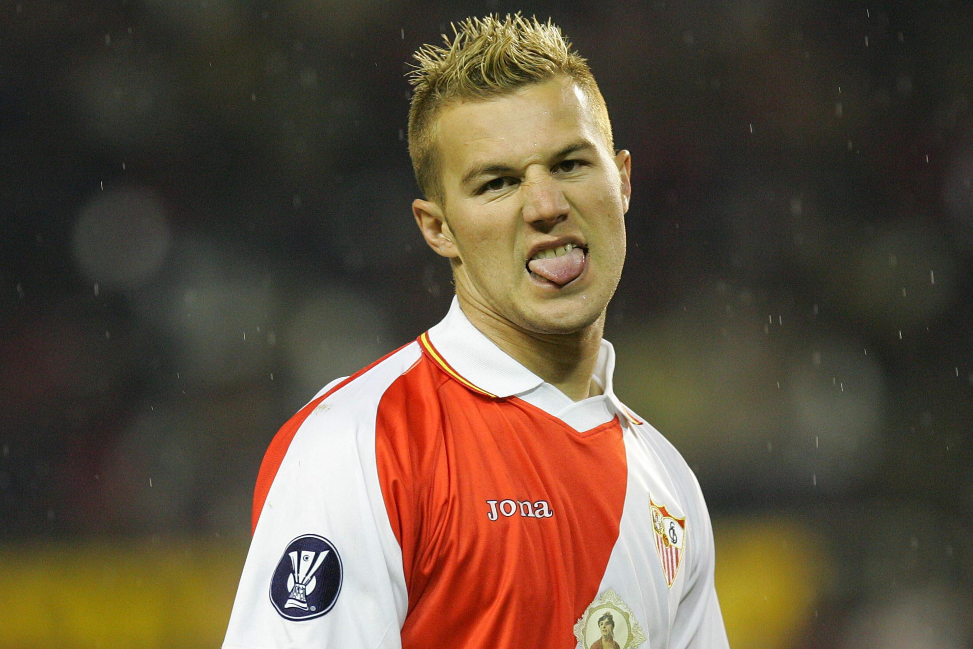 Antoñito, sacando la lengua durante un partido con el Sevilla.
