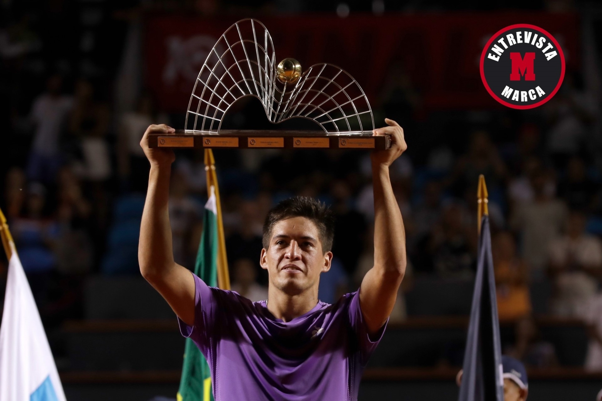 Báez, con l trofeo de campeón del Río Open