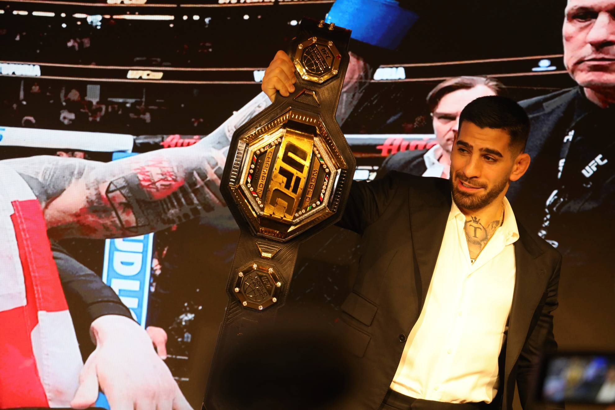 Ilia Topuria posa con su cinturón de campeón de peso pluma de la UFC