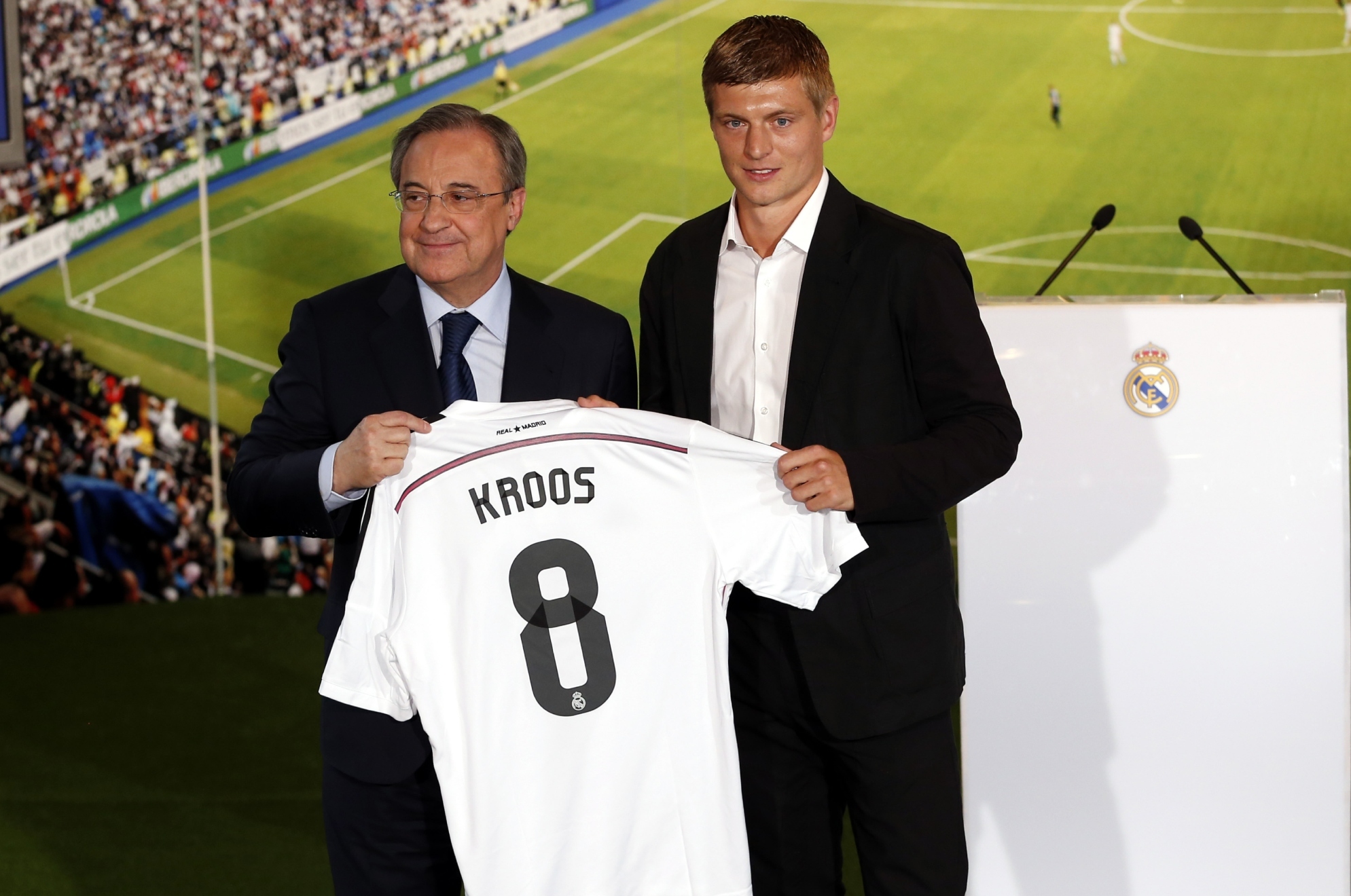 Florentino P�rez y Toni Kroos, el d�a de la presentaci�n del alem�n con el Real Madrid/CHEMA REY