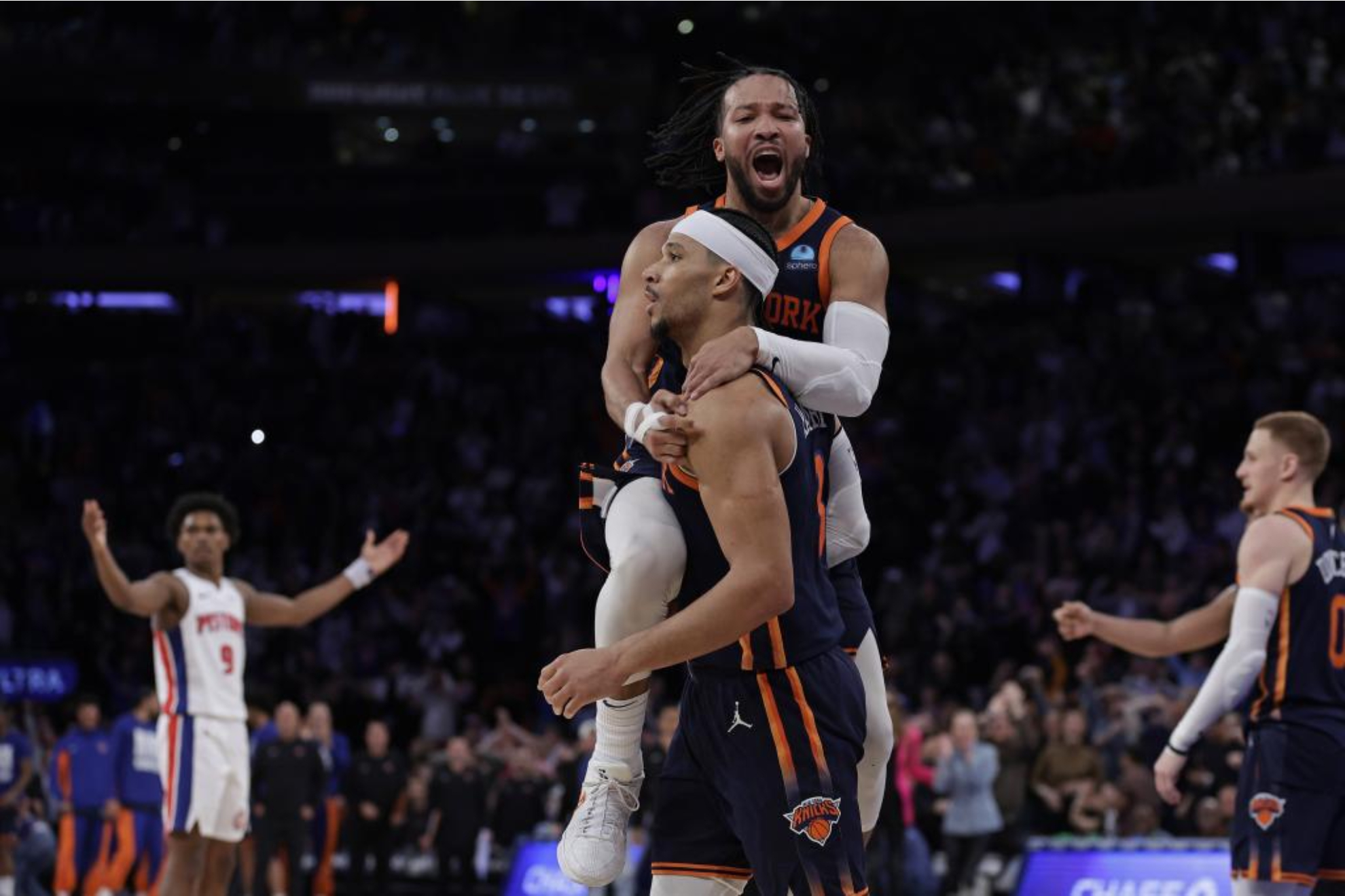 Jalen Brunson y Josh Hart celebran la canasta de la victoria de los Knicks.