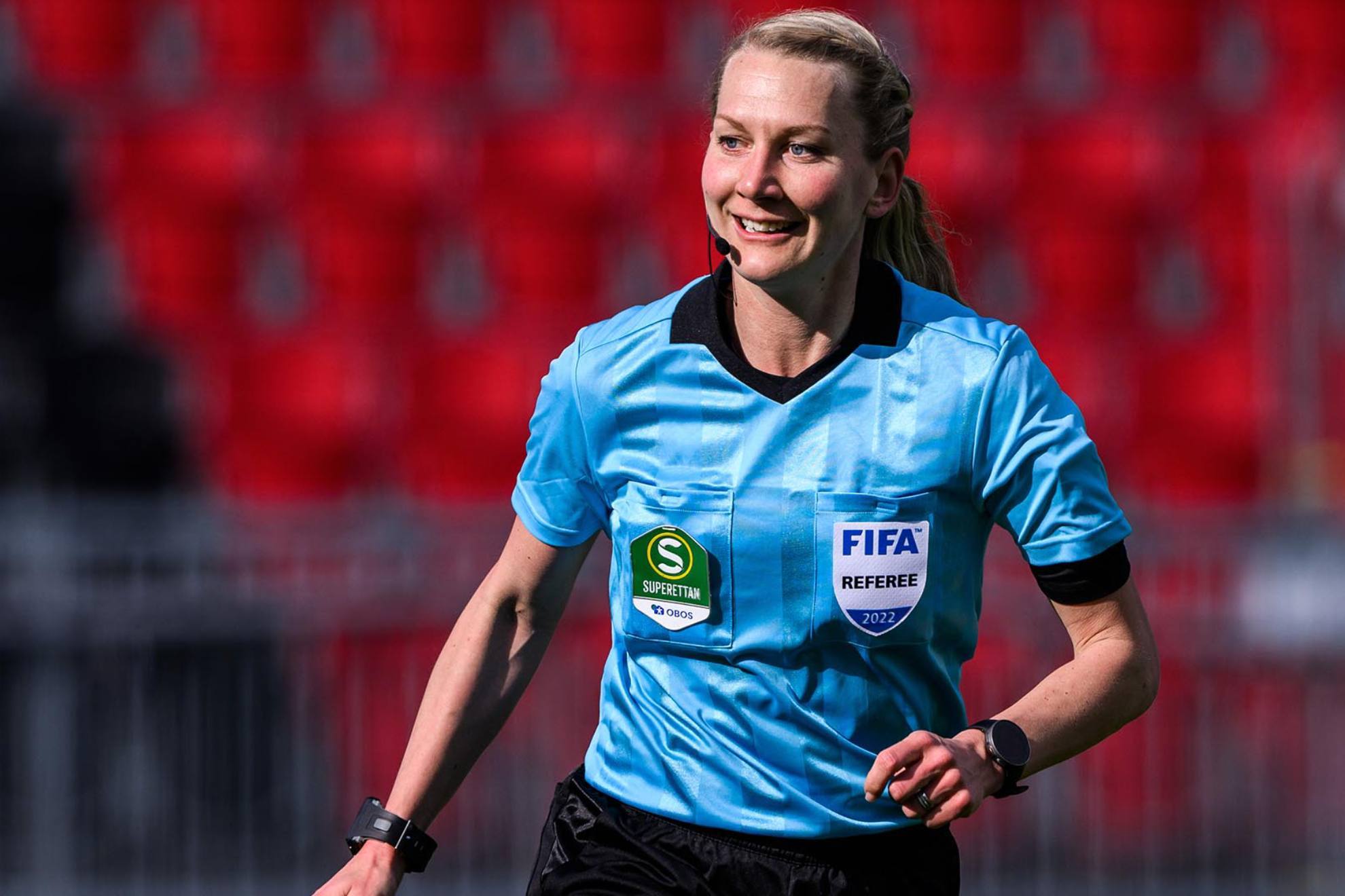 Tess Olofsson dirigiendo un partido de la Liga sueca / SvFF