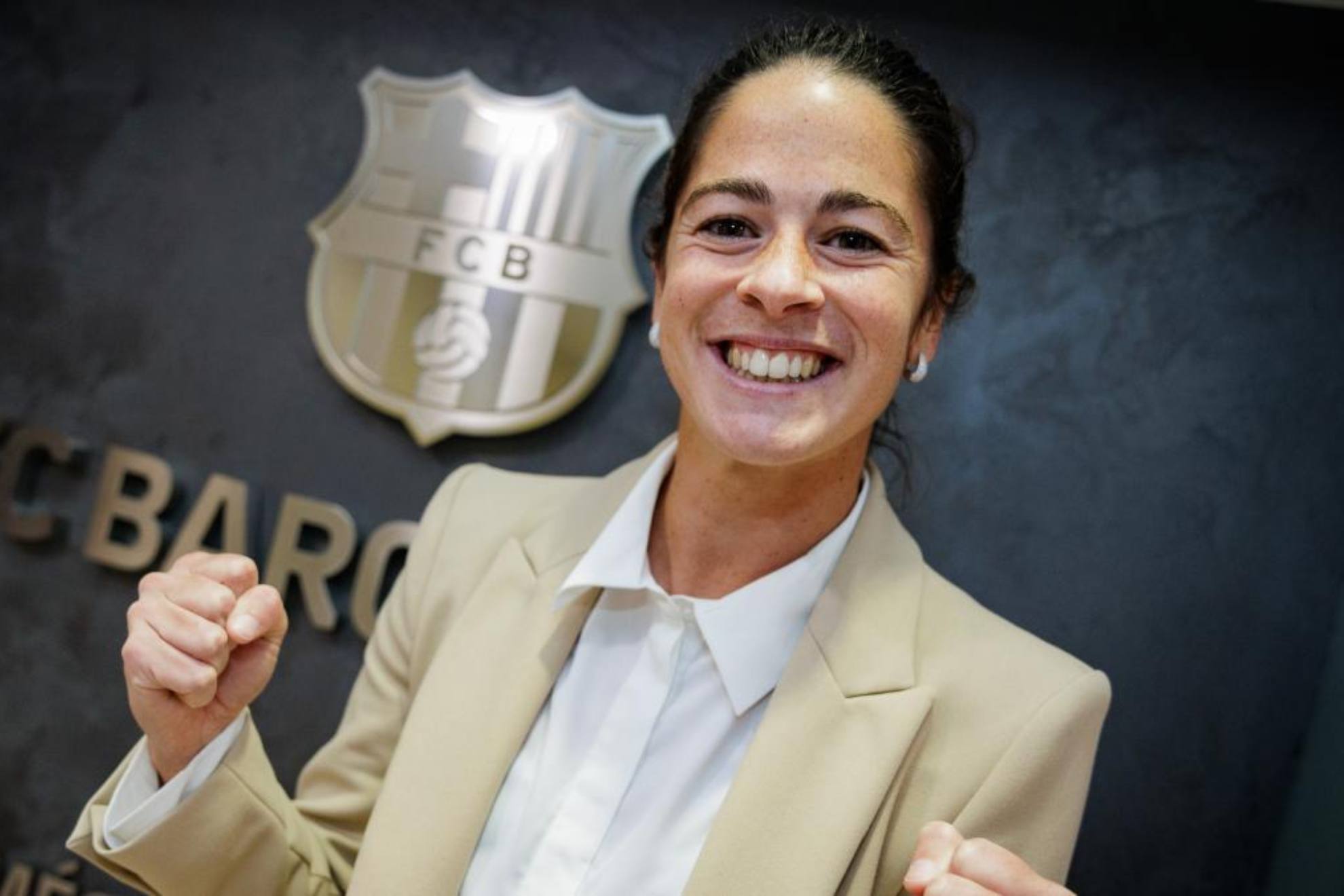 Marta Torrejn posa tras firmar la renovacin con el Barcelona / FCB
