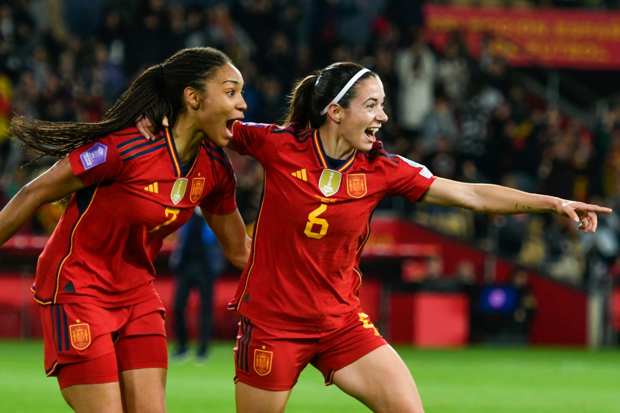 Aitana Bonmat celebra el segundo gol de las semifinales de la Nations League con Salma Paralluelo