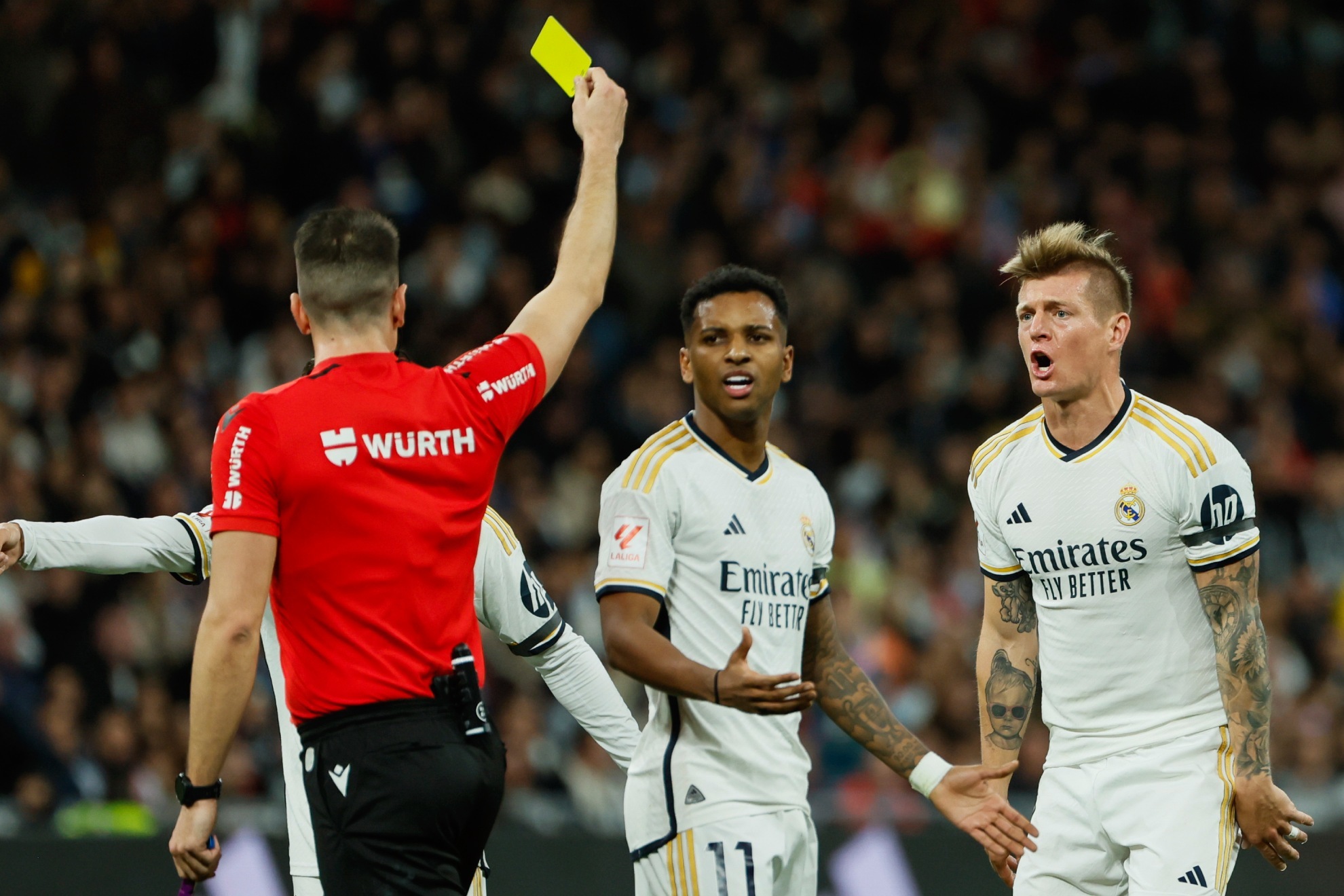 El árbitro Díaz de Mera amonesta a Toni Kroos en el último partido de Liga del Real Madrid.