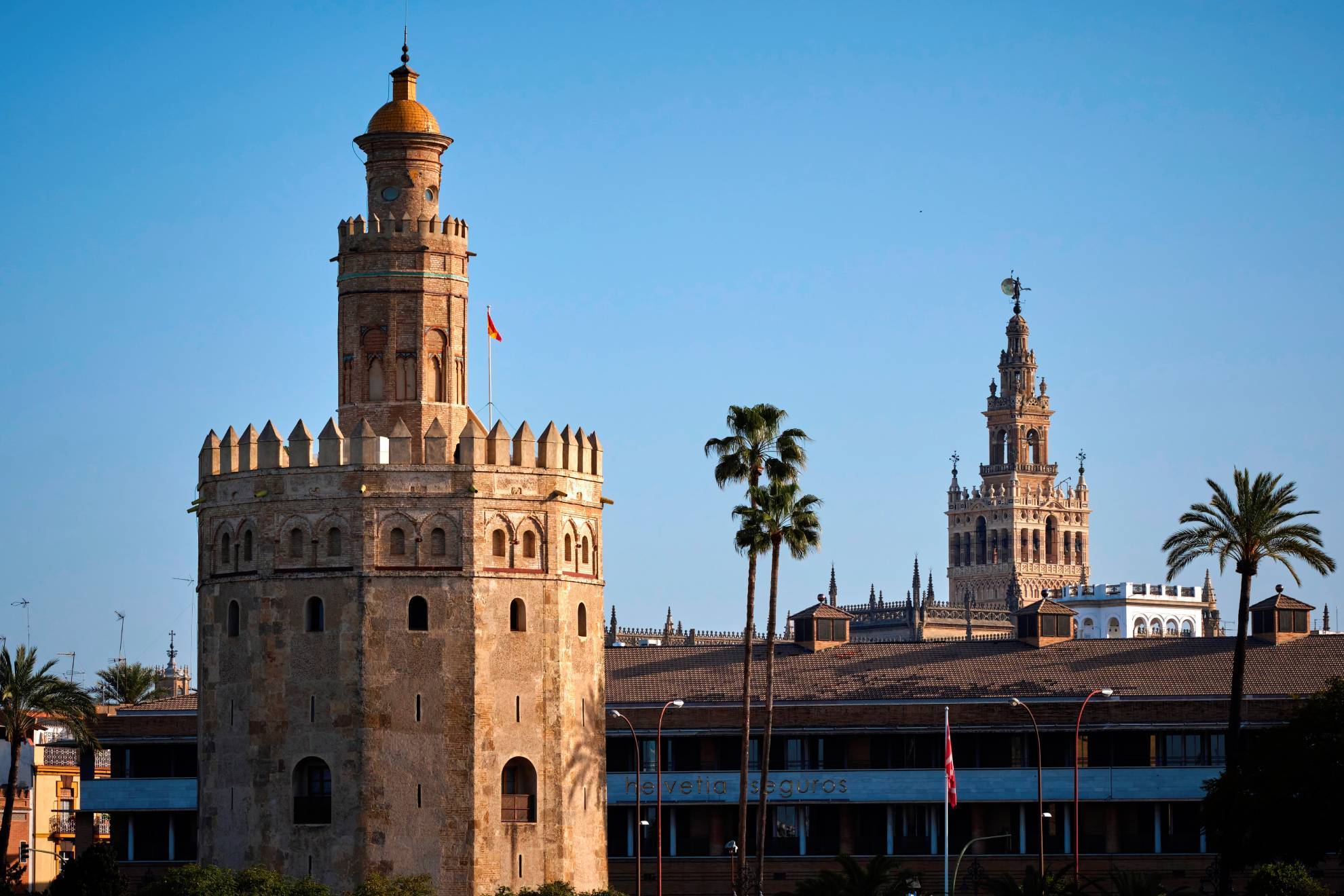 La Torre del Oro en Sevilla con la Giralda de fondo.