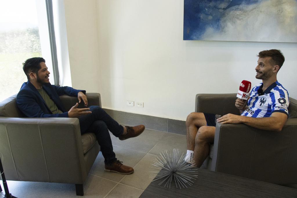 Sergio Canales charla con el redactor de MARCA Edoardo vila en las instalaciones de Rayados de Monterrey