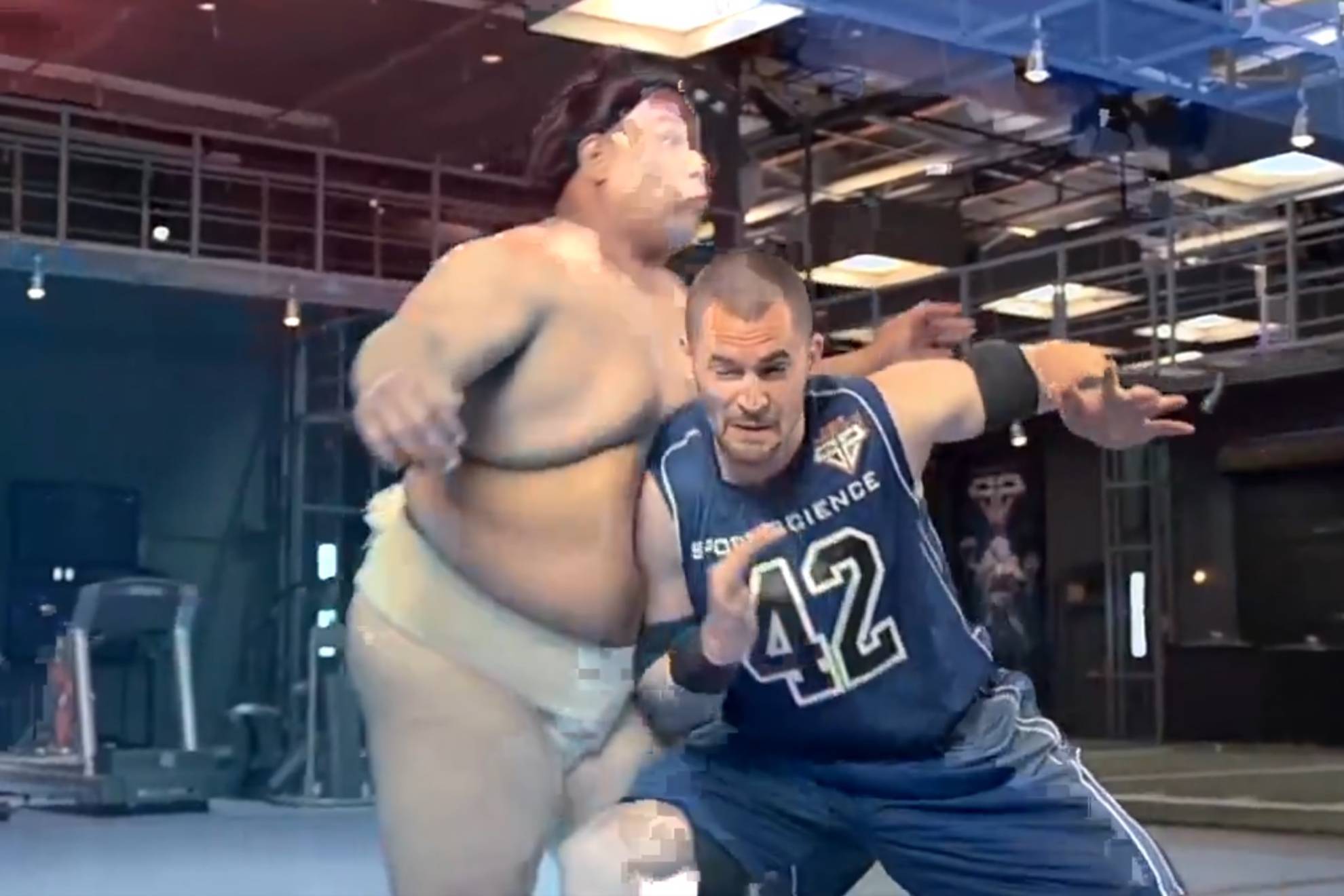 El día que Kevin Love cerró el rebote... a ¡un luchador de sumo!