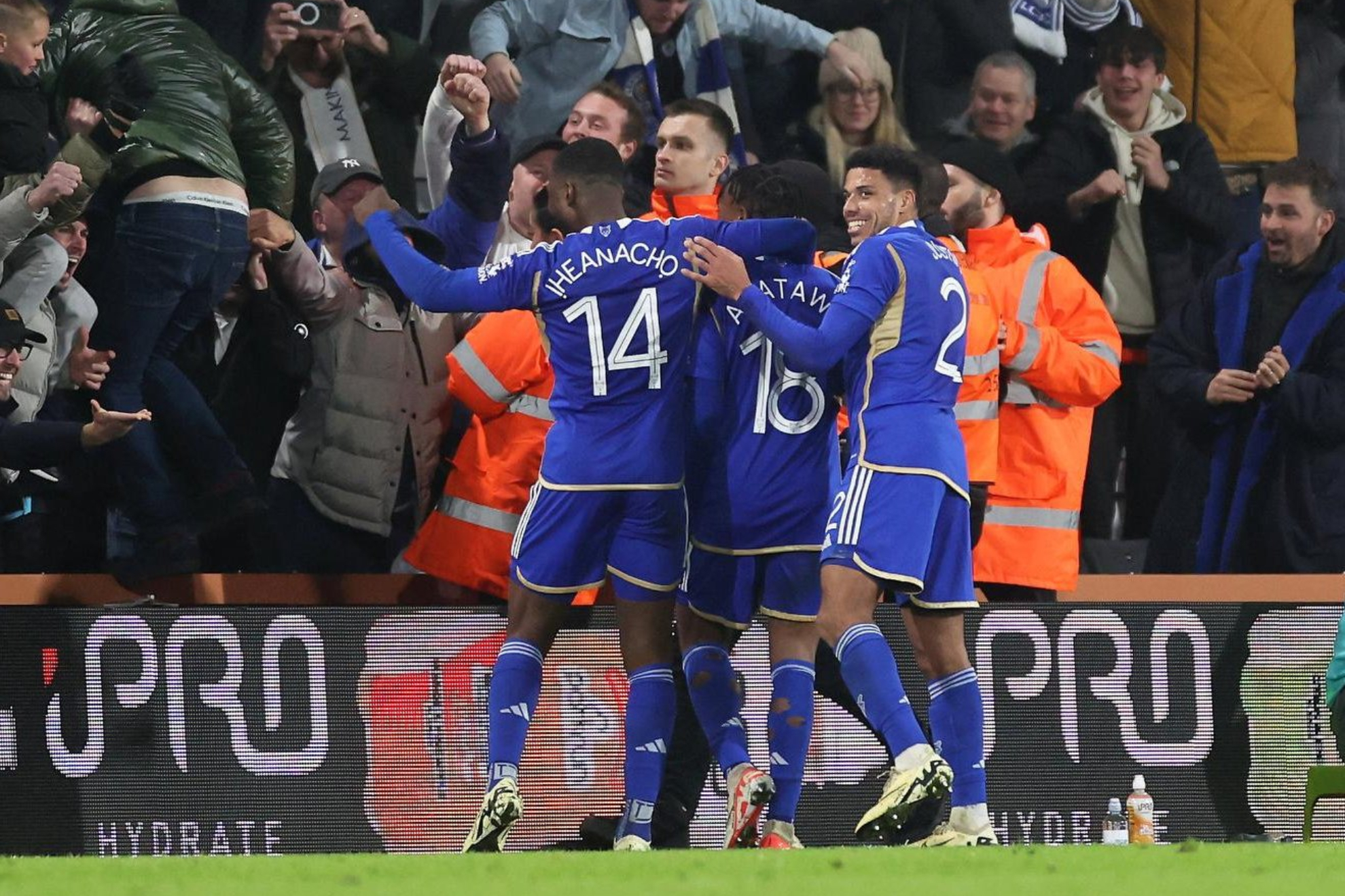 Los jugadores del Leicester celebran su gol.