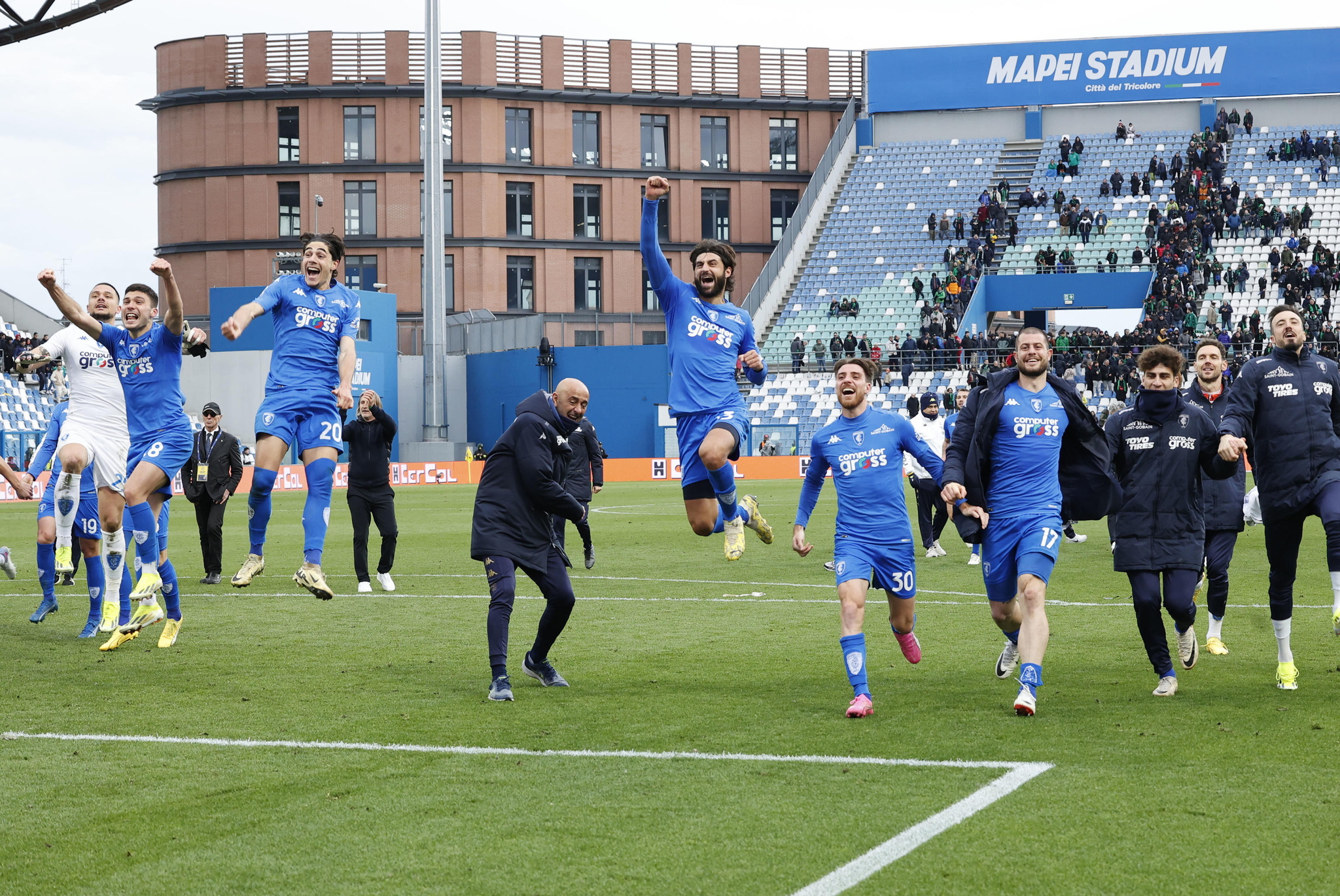 Los jugadores del Empoli celebran una victoria.