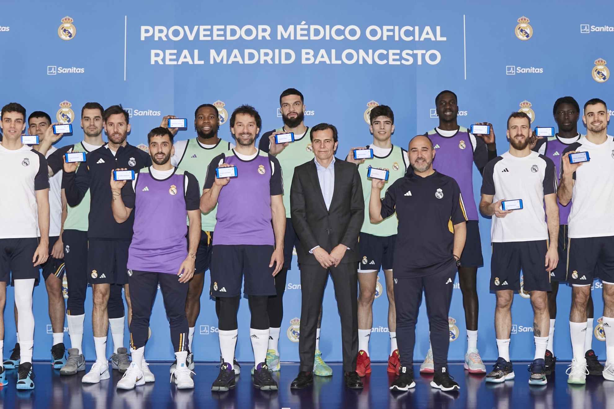 La plantilla del Real Madrid con su tarjeta de Sanitas.