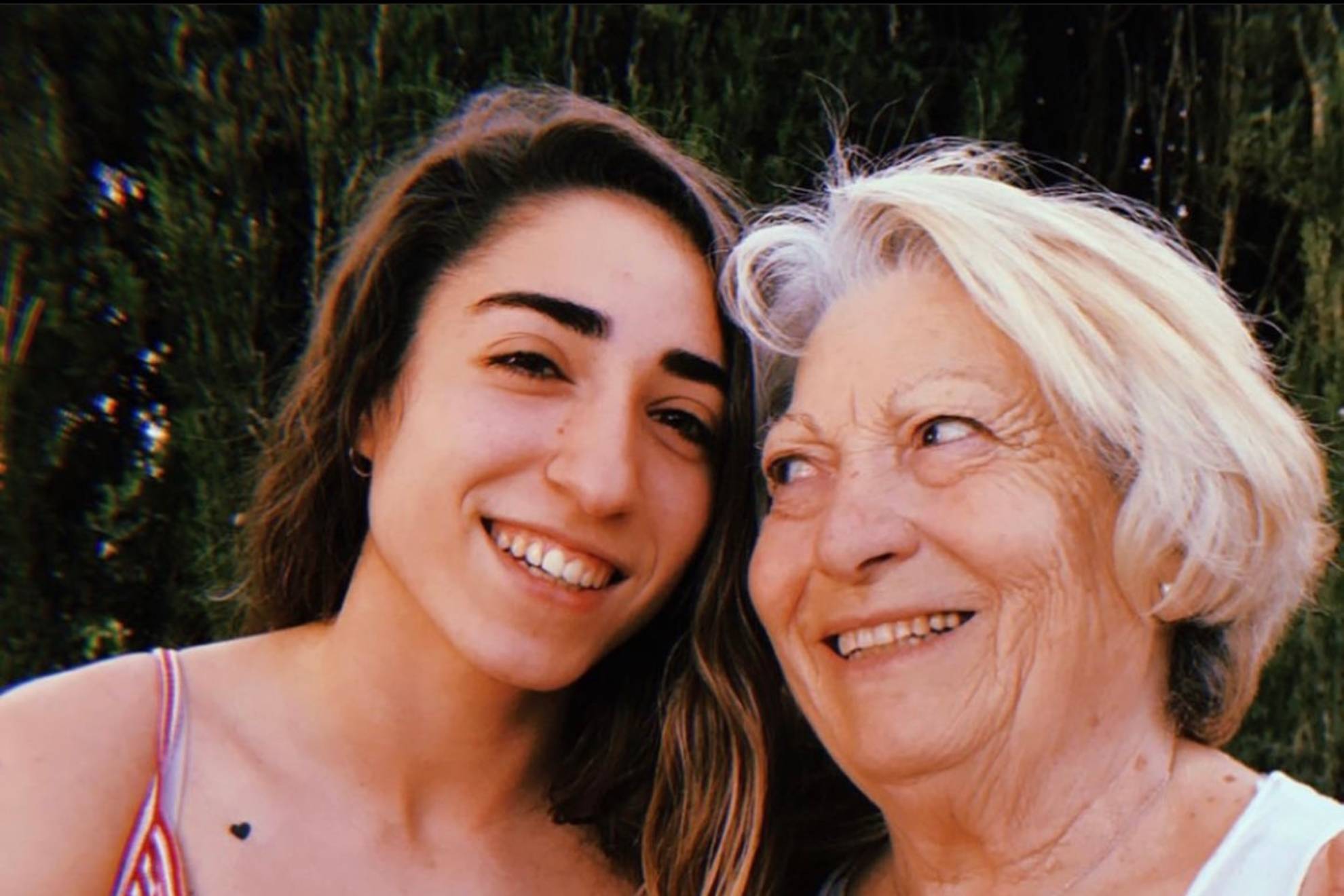 Olga Carmona junto con su abuela, María Luisa Gálvez en una foto de redes sociales.
