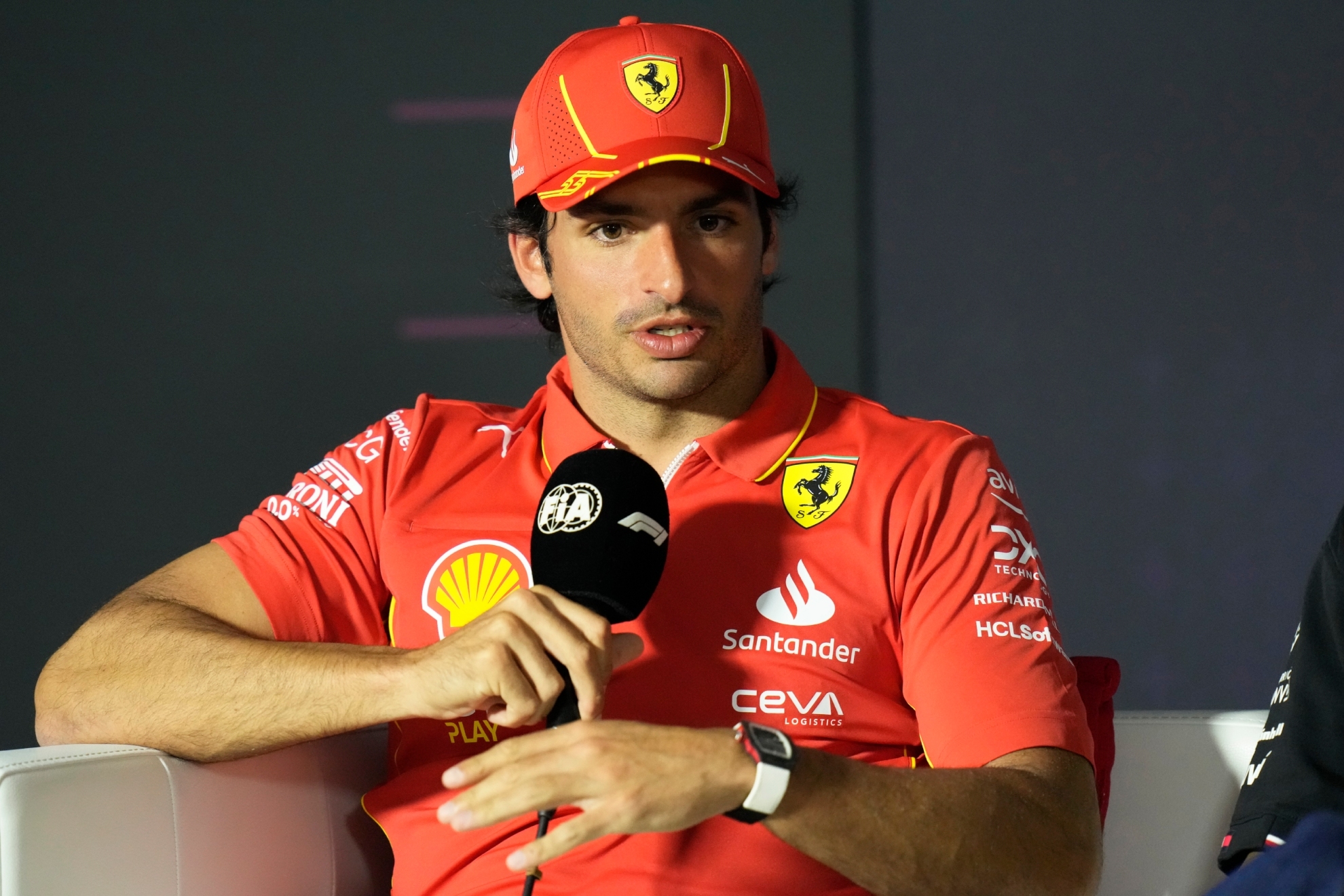 Sainz expone su punto de vista durante la rueda de prensa previa al GP de Bahréin.
