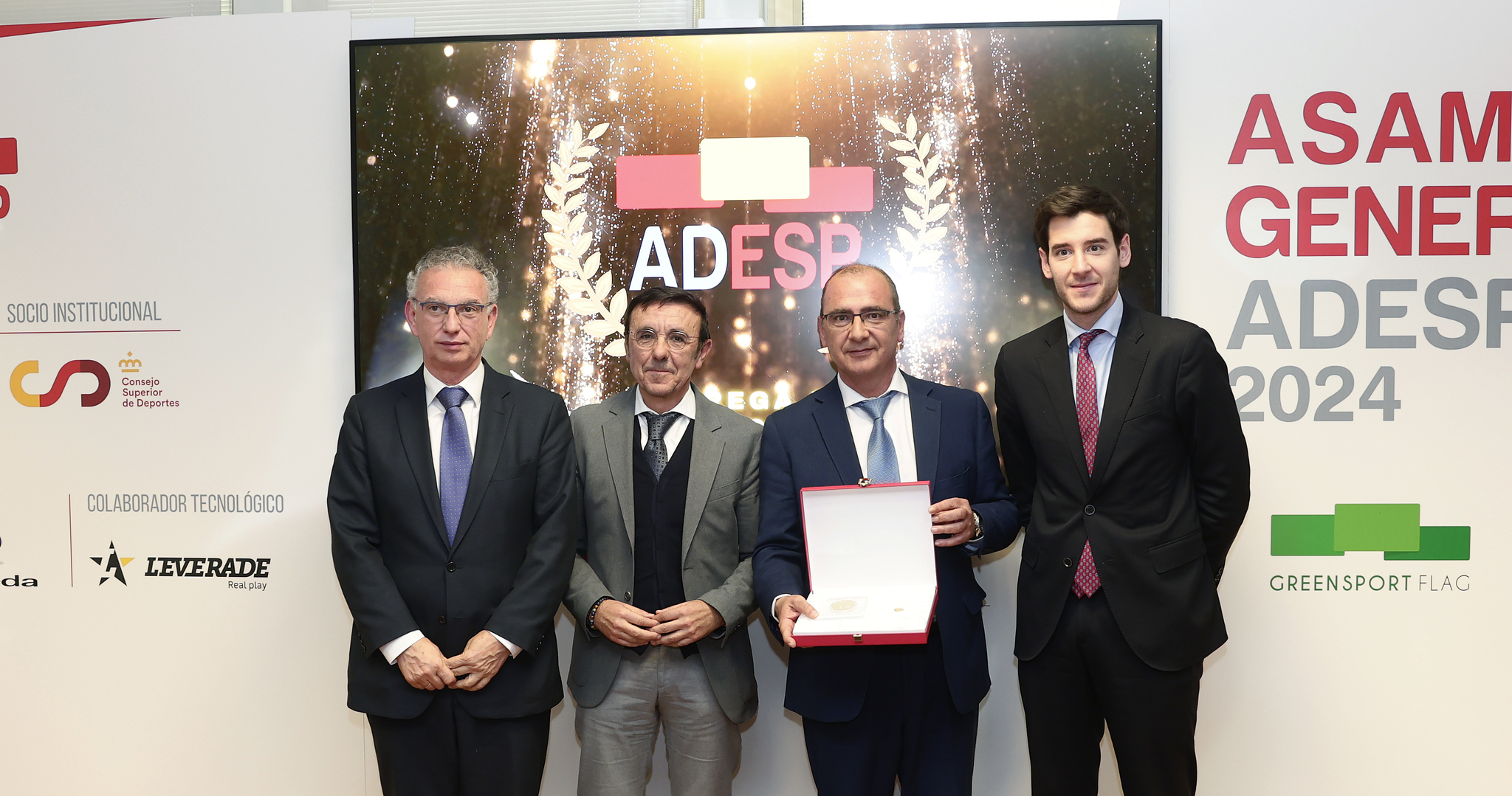 Juan Ignacio Gallardo (en el centro de la imagen) muestra la medalla de oro de la ADESP.
