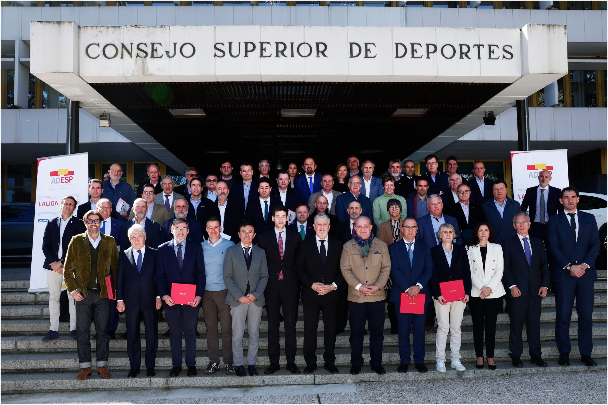 Foto de familia en la sede del CSD de los galardonados por la ADESP y los presidentes de federaciones y dirigentes de la entidad deportiva.