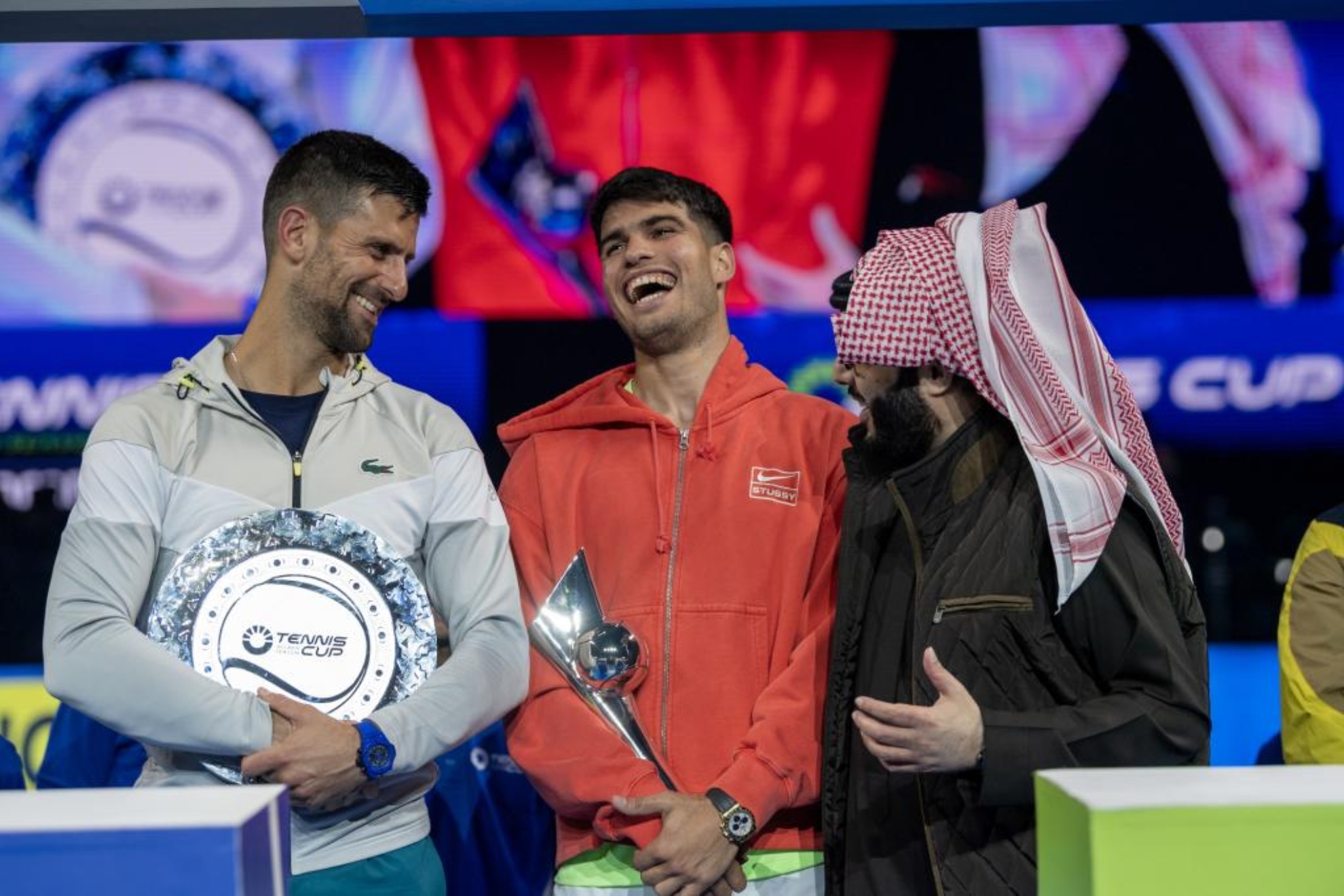 El director de la Autoridad Nacional Saudí del Entretenimiento, Turki Alalshikh, Novak Djokovic y Carlos Alcaraz, tras la exhibición disputada en Ryadh en diciembre