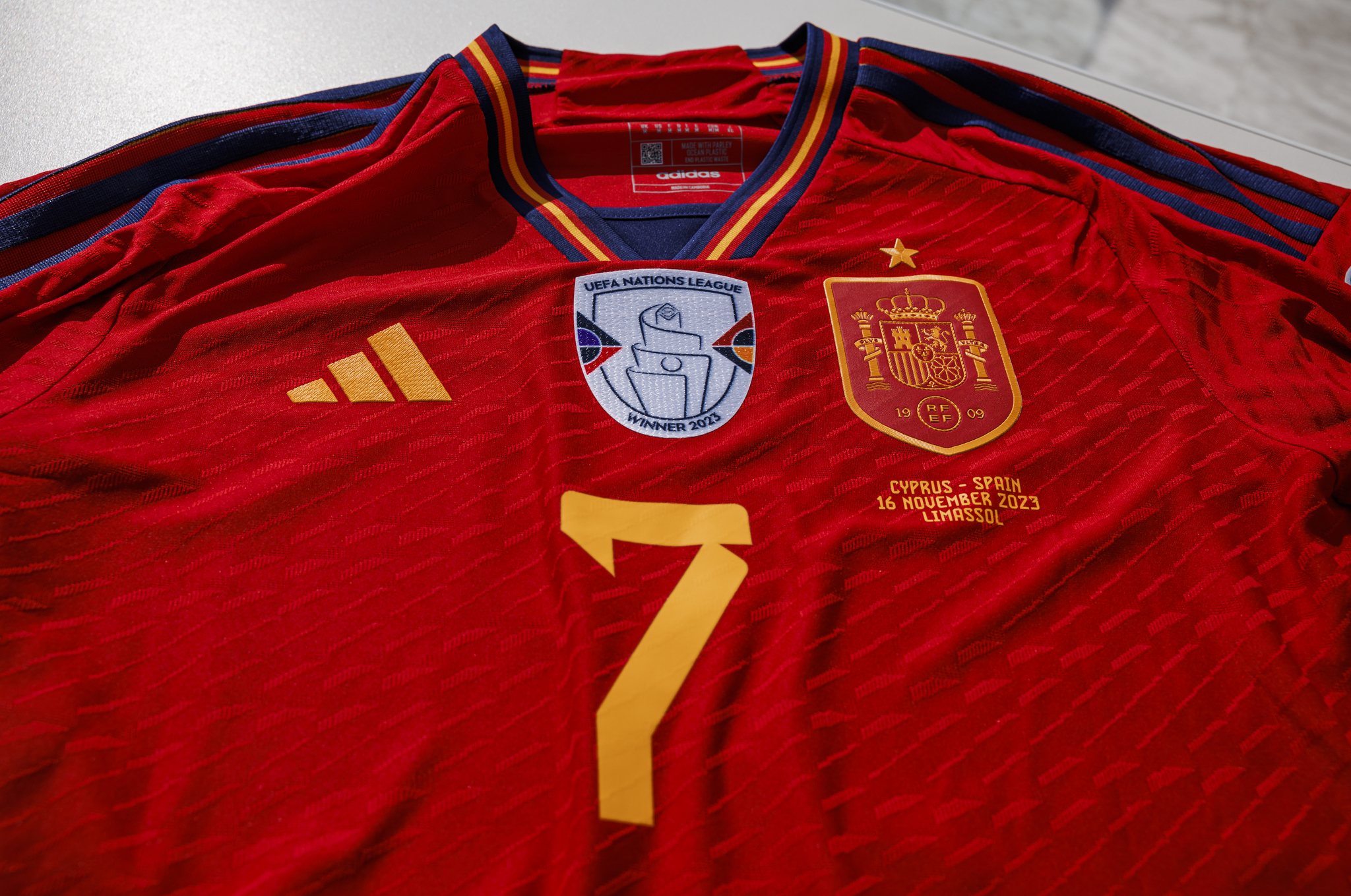 La camiseta de la Seleccin Espaola con el parche de hombres de la Nations League