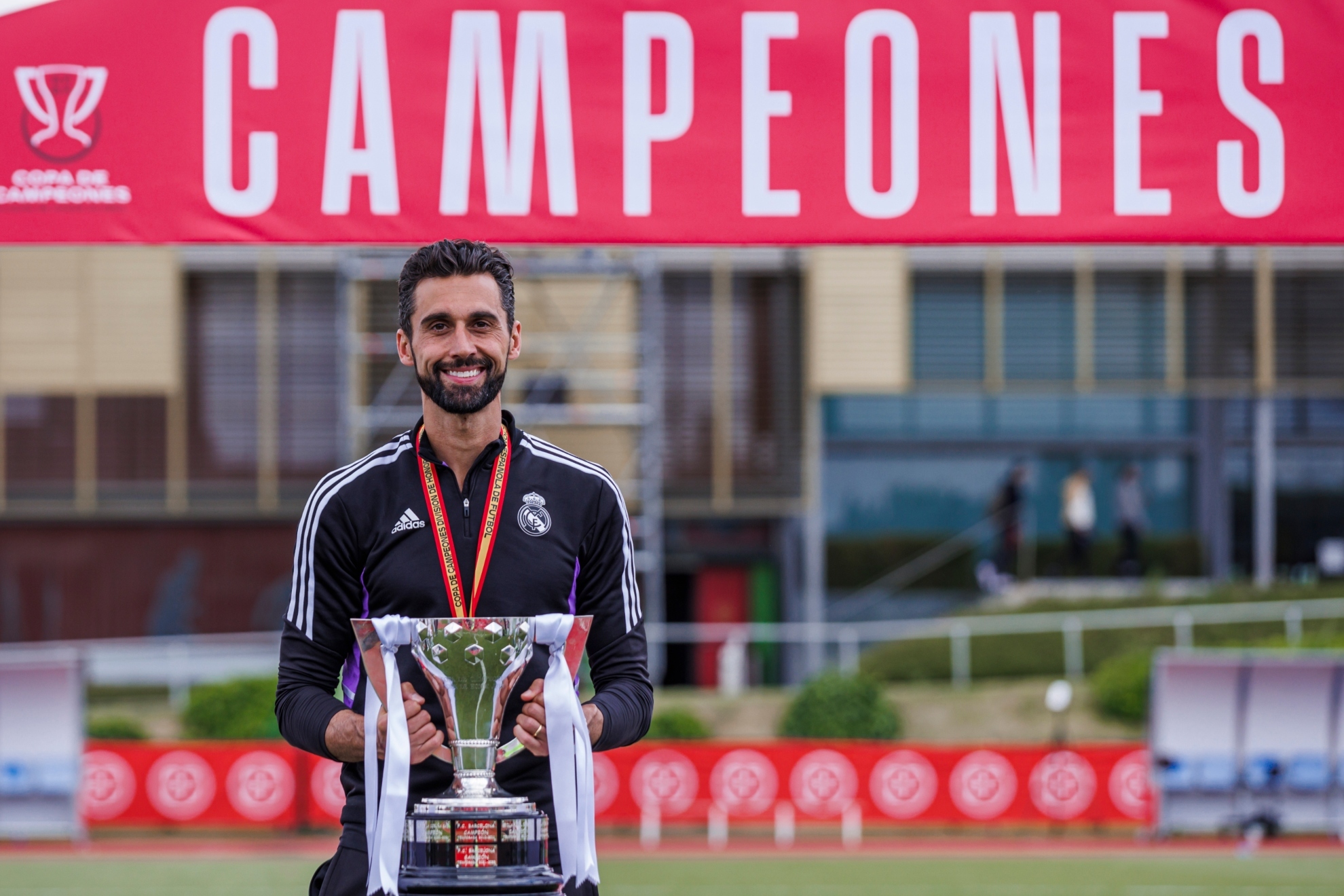 Arbeloa, con el trofeo de la Copa de Campeones logrado con el Juvenil A la pasada temporada.