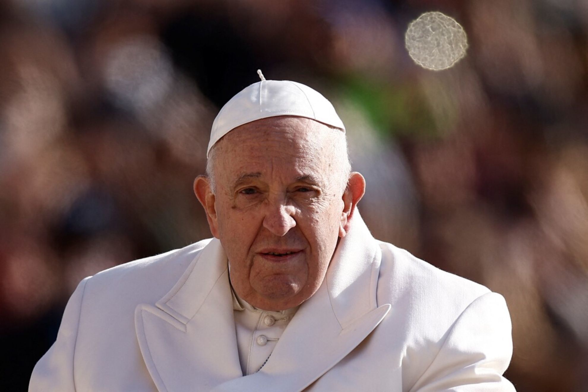 Varios sacerdotes rezan para que el Papa Francisco pueda ir al cielo cuanto antes