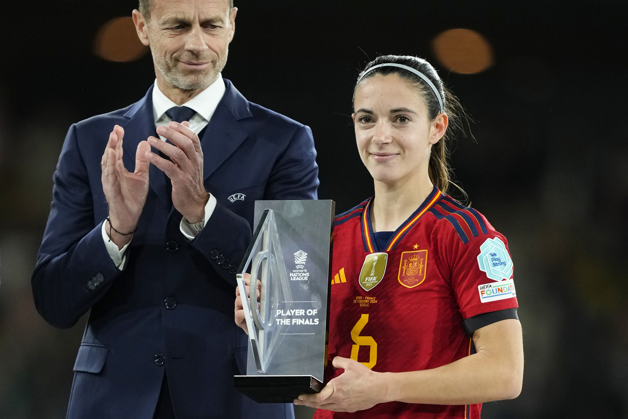 Aitana Bonmatí recibe el MVP del torneo