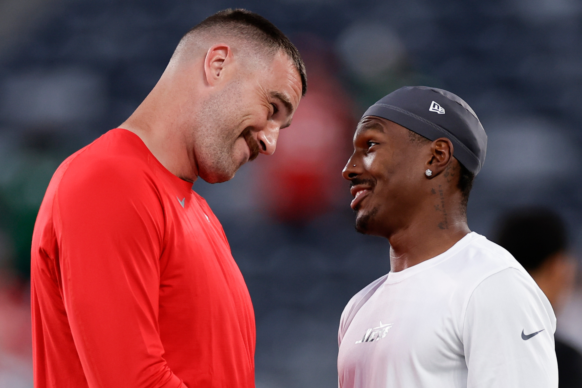 Hardman (right) speaks with Travis Kelce (left) prior to the Chiefs-Jets game in October.