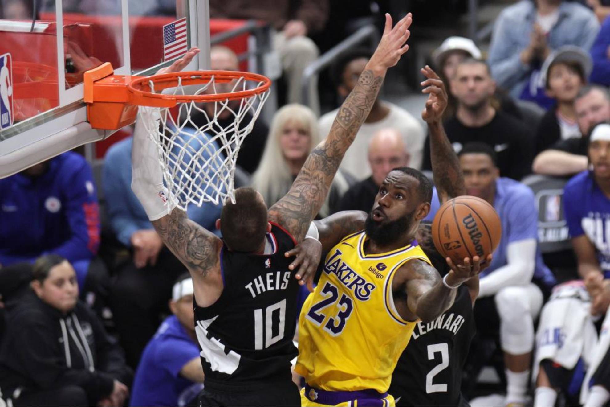 LeBron se dispone a superar a Theis en un momento del partido entre Clippers y Lakers.