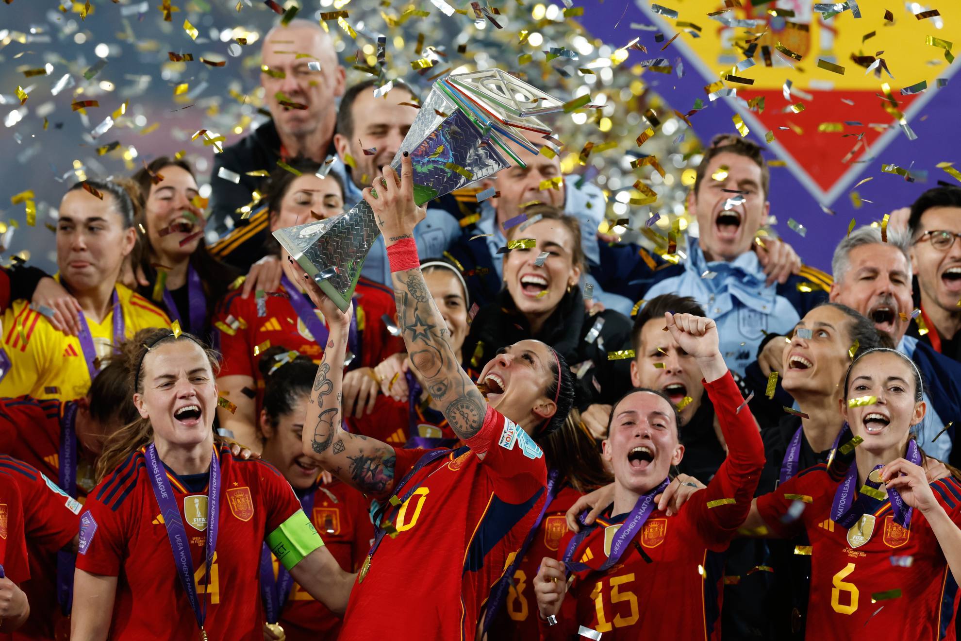 Las jugadoras de la selección española levantan el trofeo de la Nations League / EFE