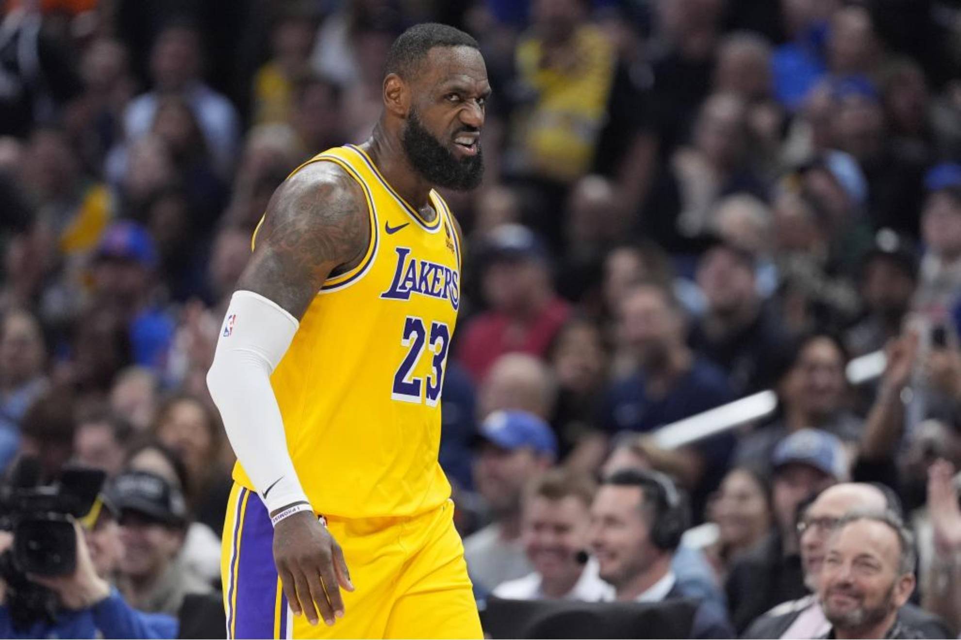 LeBron James, con gesto de rabia en plena remontada de los Lakers ante los Clippers.